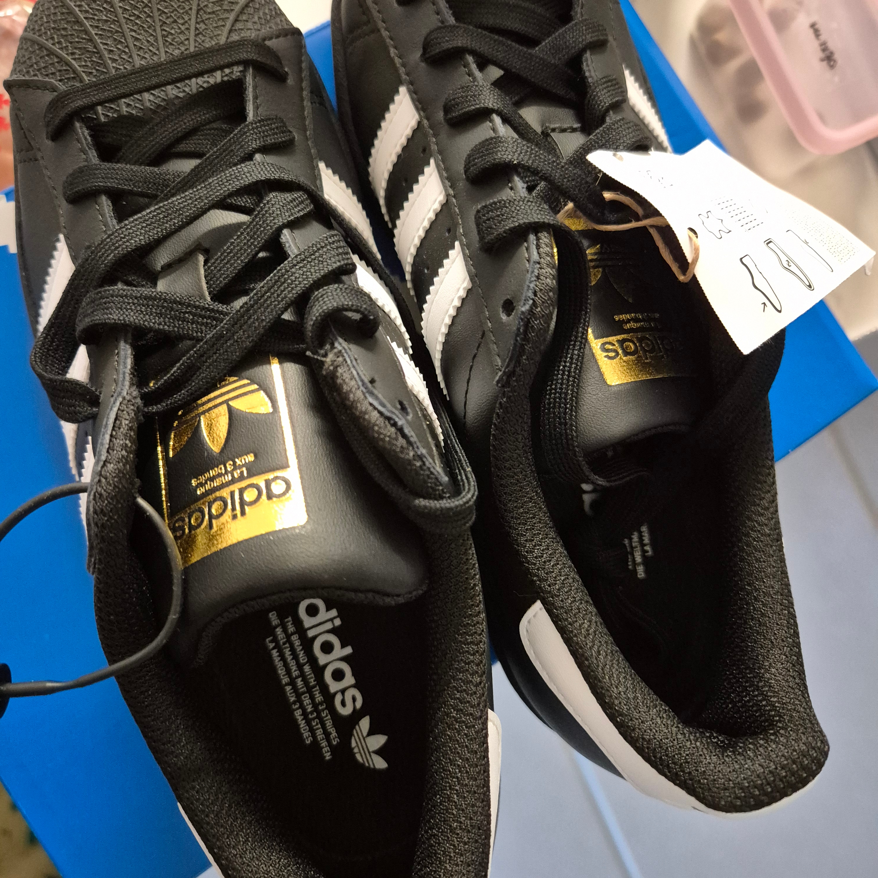 Adidas Superstar Core Black White 착용 스타일