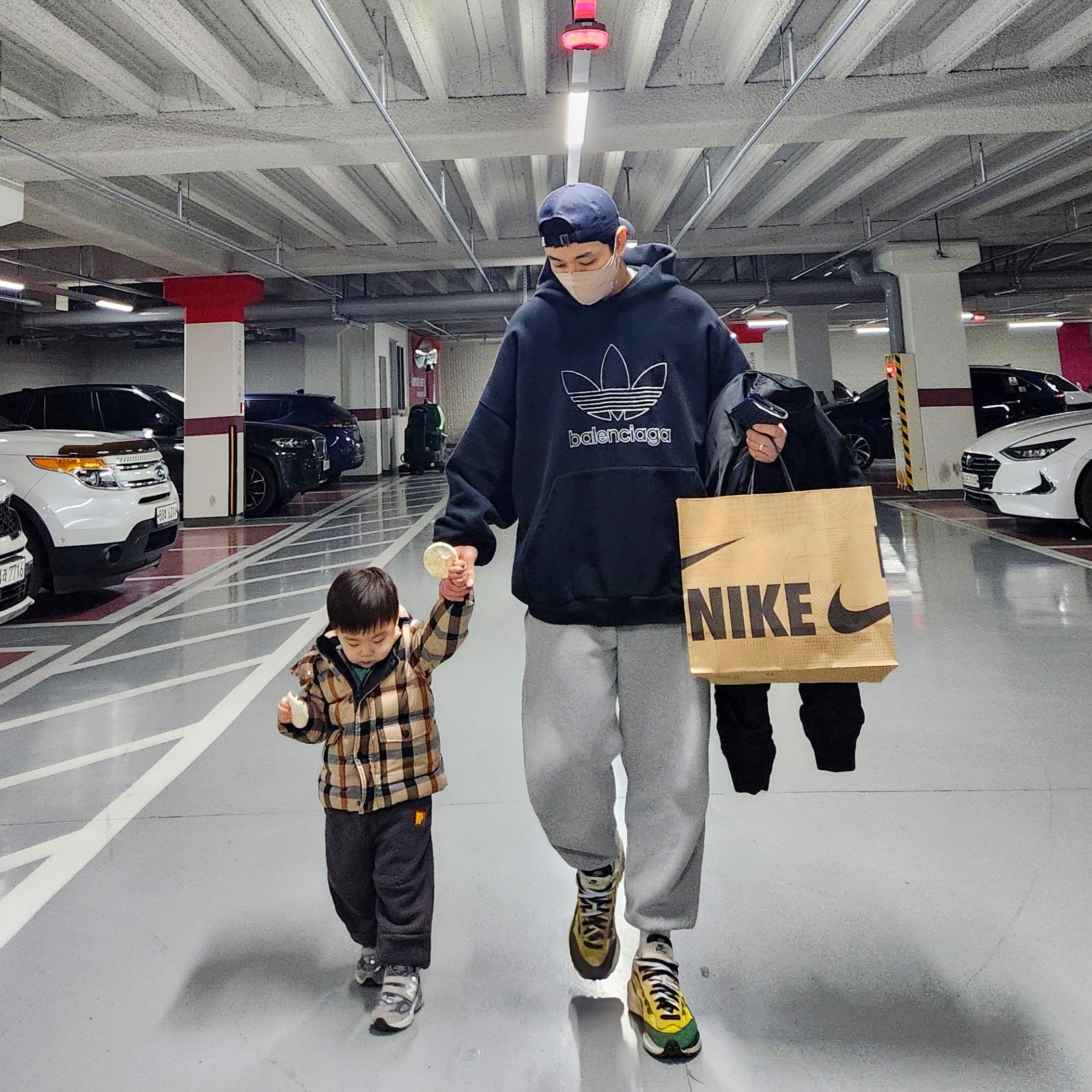 Nike MLB Los Angeles Dodgers Primetime Club Adjustable Hat, Balenciaga x Adidas Hoodie Large Fit Black 착용 스타일 - 1