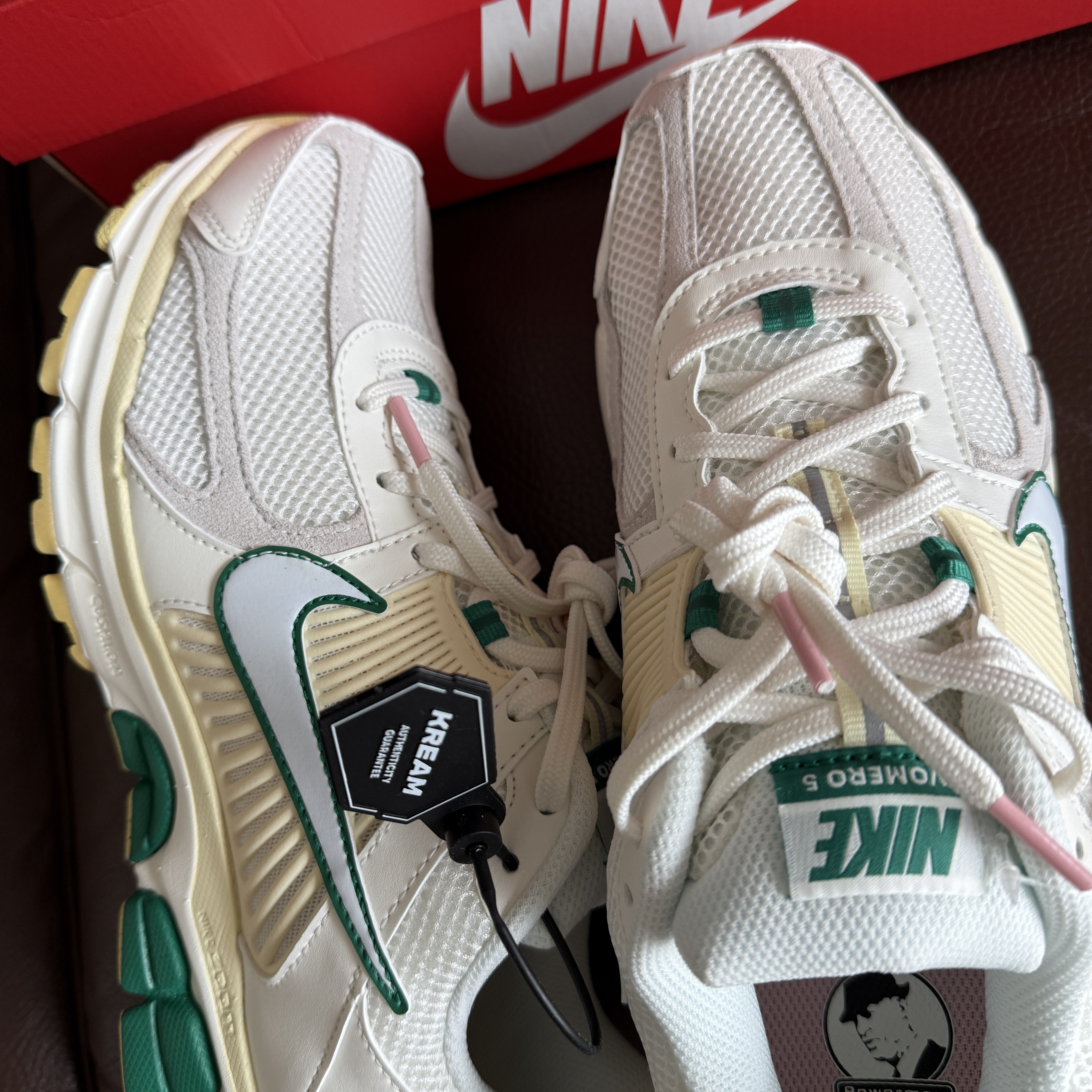 Nike Zoom Vomero 5 Sail Malachite Alabaster White 착용 스타일 - 3