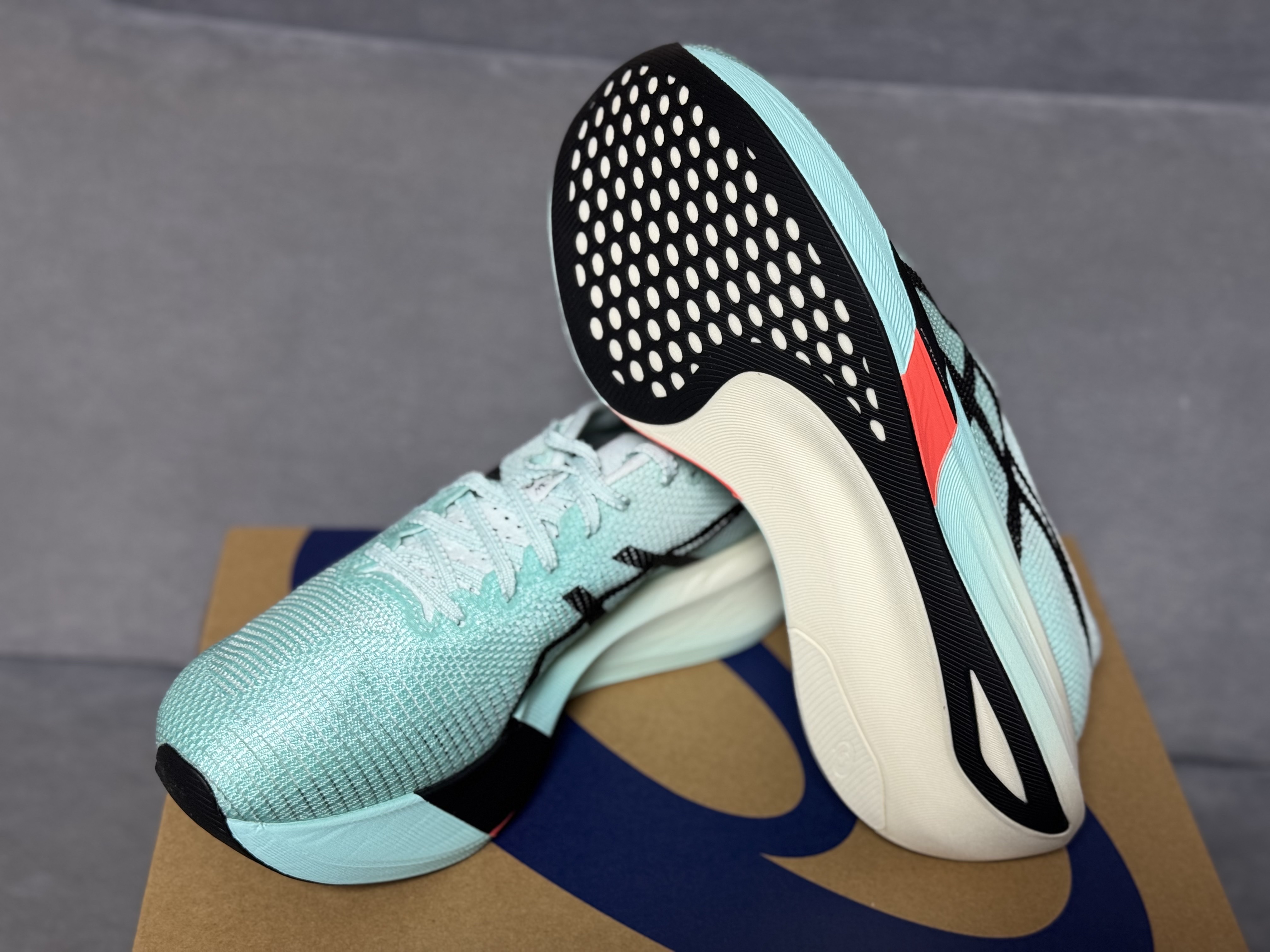 Asics Metaspeed Edge Paris Illuminate Mint Black 착용 스타일 - 2