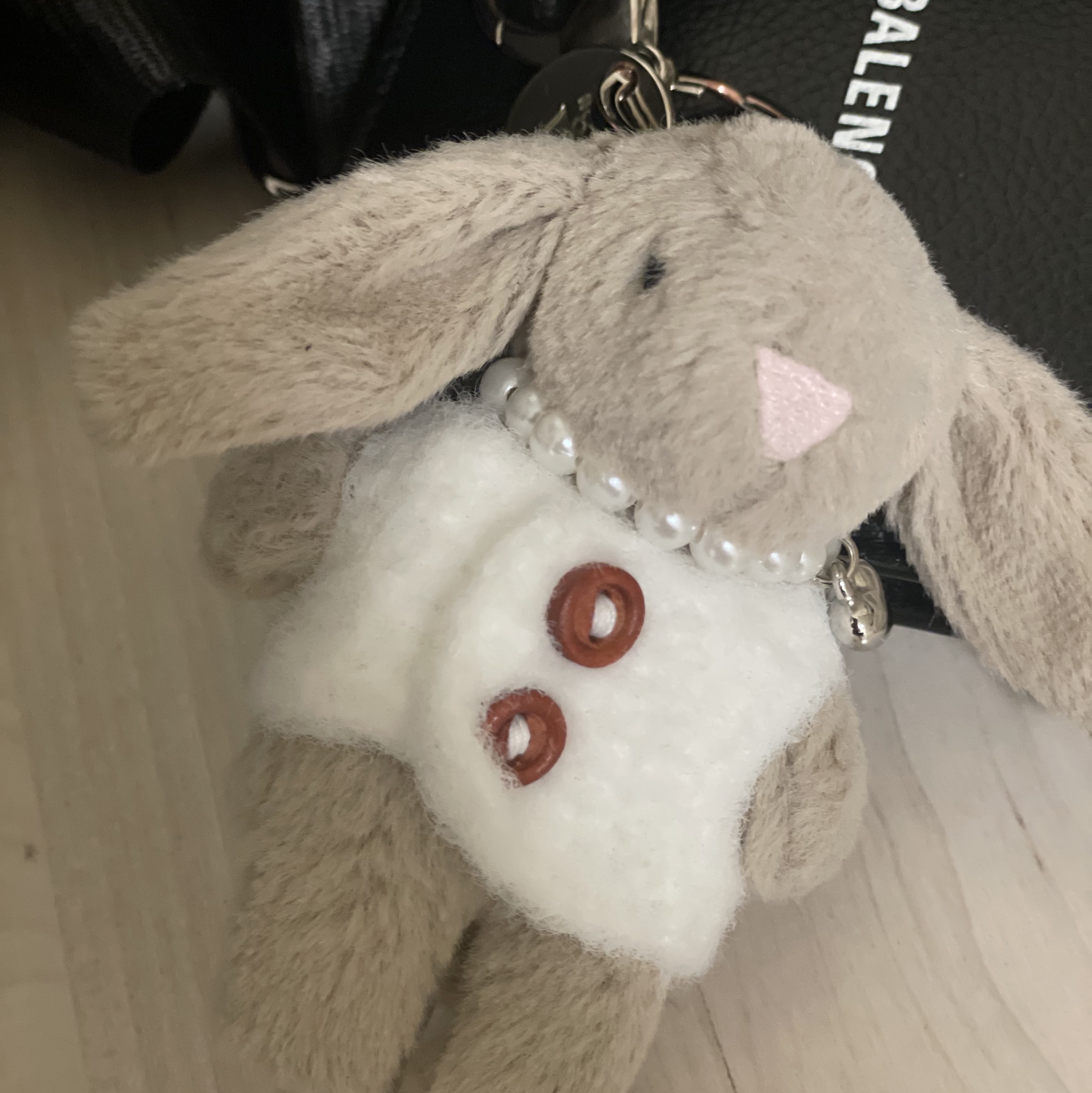 Jellycat Bashful Bunny Bag Charm Beige 착용 스타일