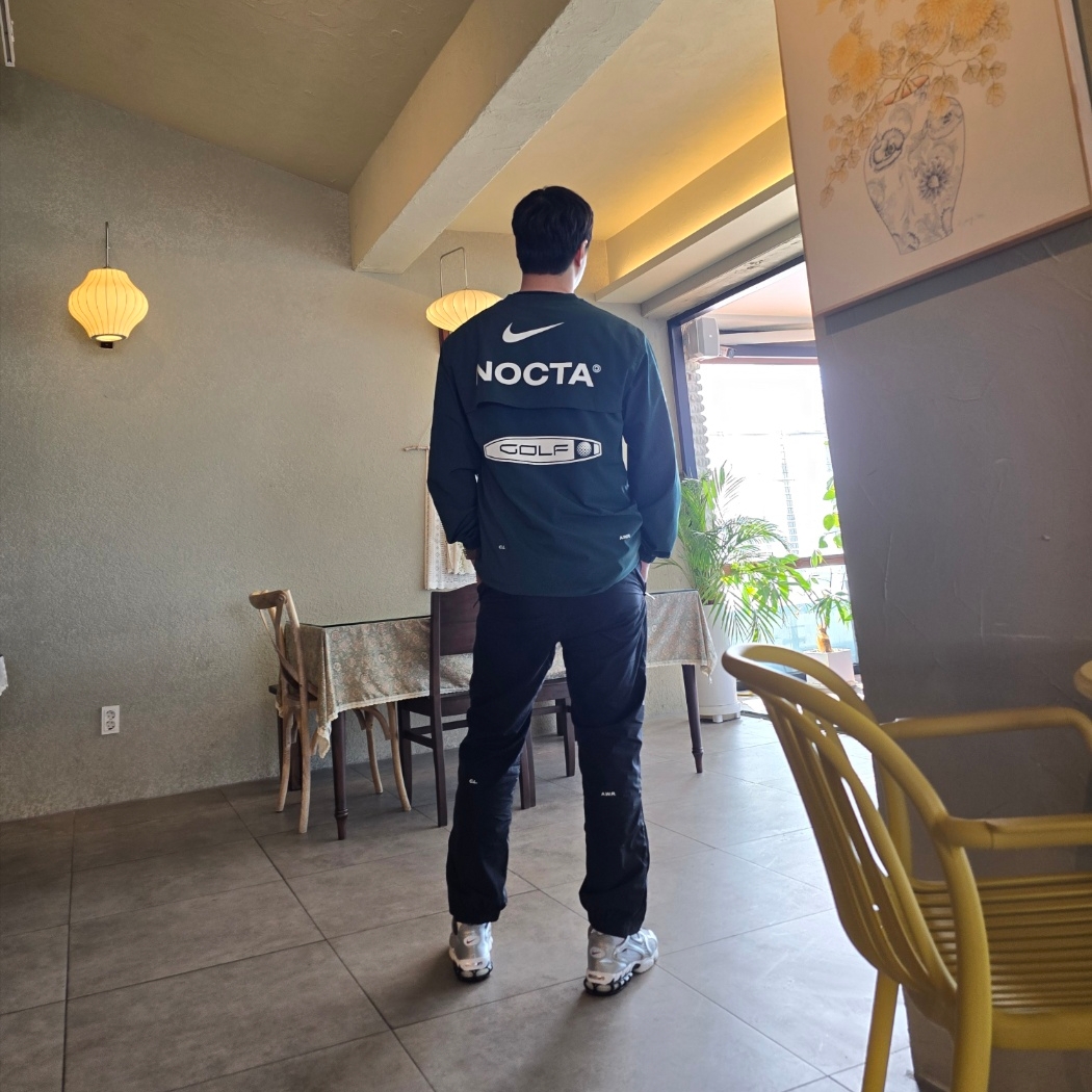 Nike x Drake Nocta Woven Track Pants Black (FN7668-010), Nike x Drake Nocta Golf Crewneck Top Green - US/EU 착용 스타일