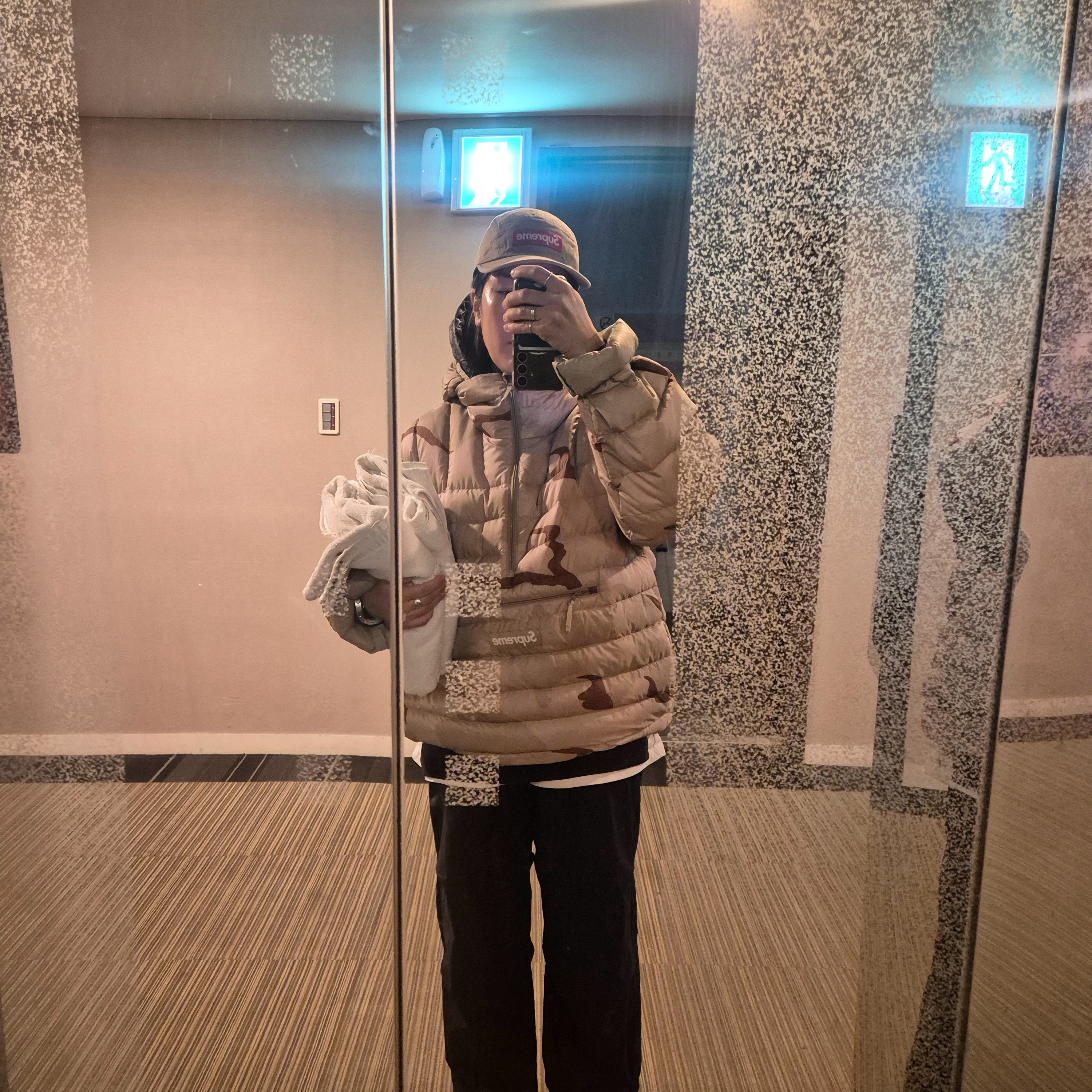 Supreme Washed Chino Twill Camp Cap Tan - 24FW, Supreme Micro Down Half Zip Hooded Pullover Desert Camo - 24FW 착용 스타일