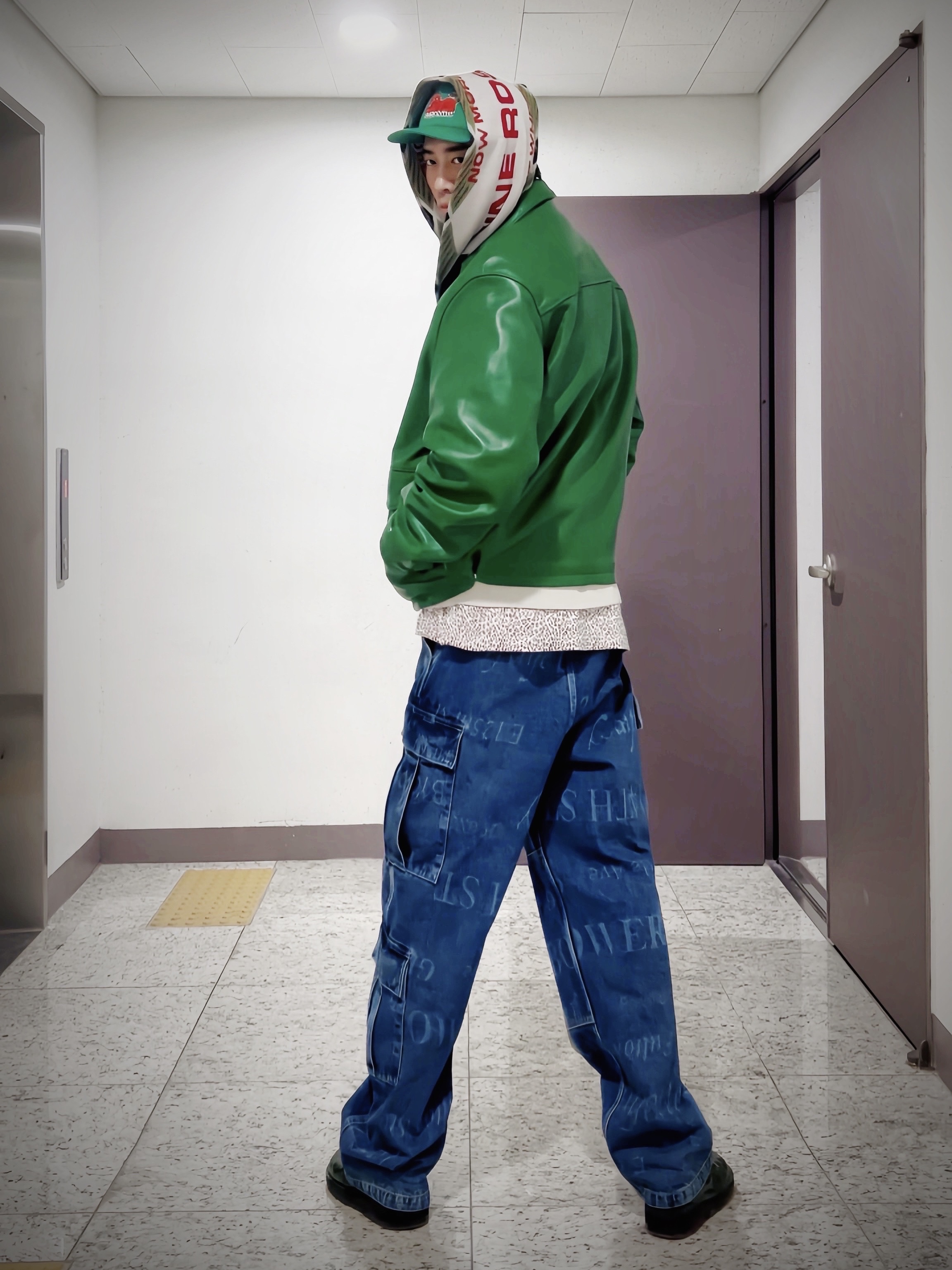 Supreme x Martine Rose Scarf Stone - 24FW, Supreme x Martine Rose Sweater Stone - 24FW 착용 스타일 - 3