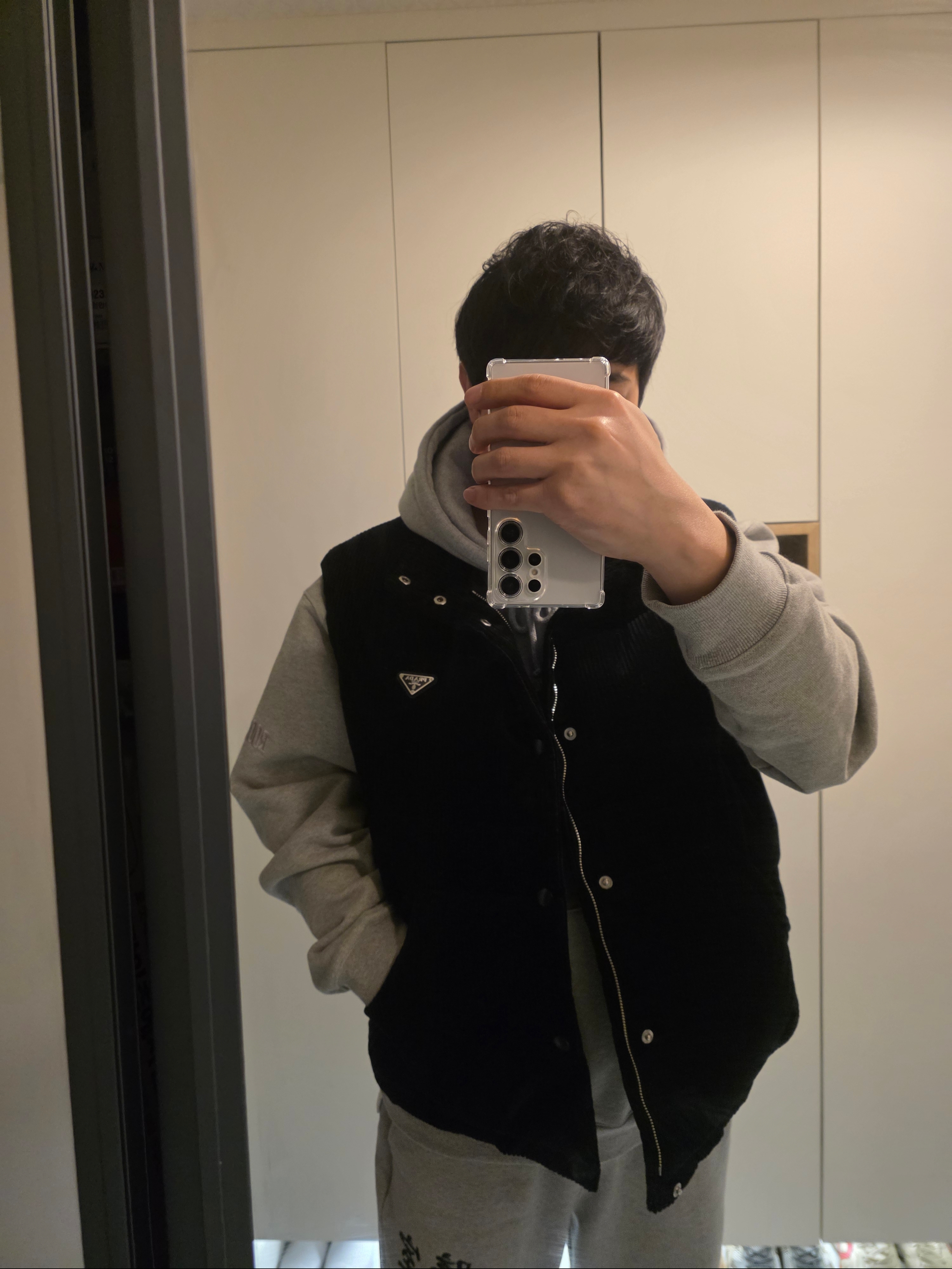 Prada Corduroy Down Vest Black, Darkr8m Studio Basic Logo Heavyweight Hoodie Gray 착용 스타일 - 2