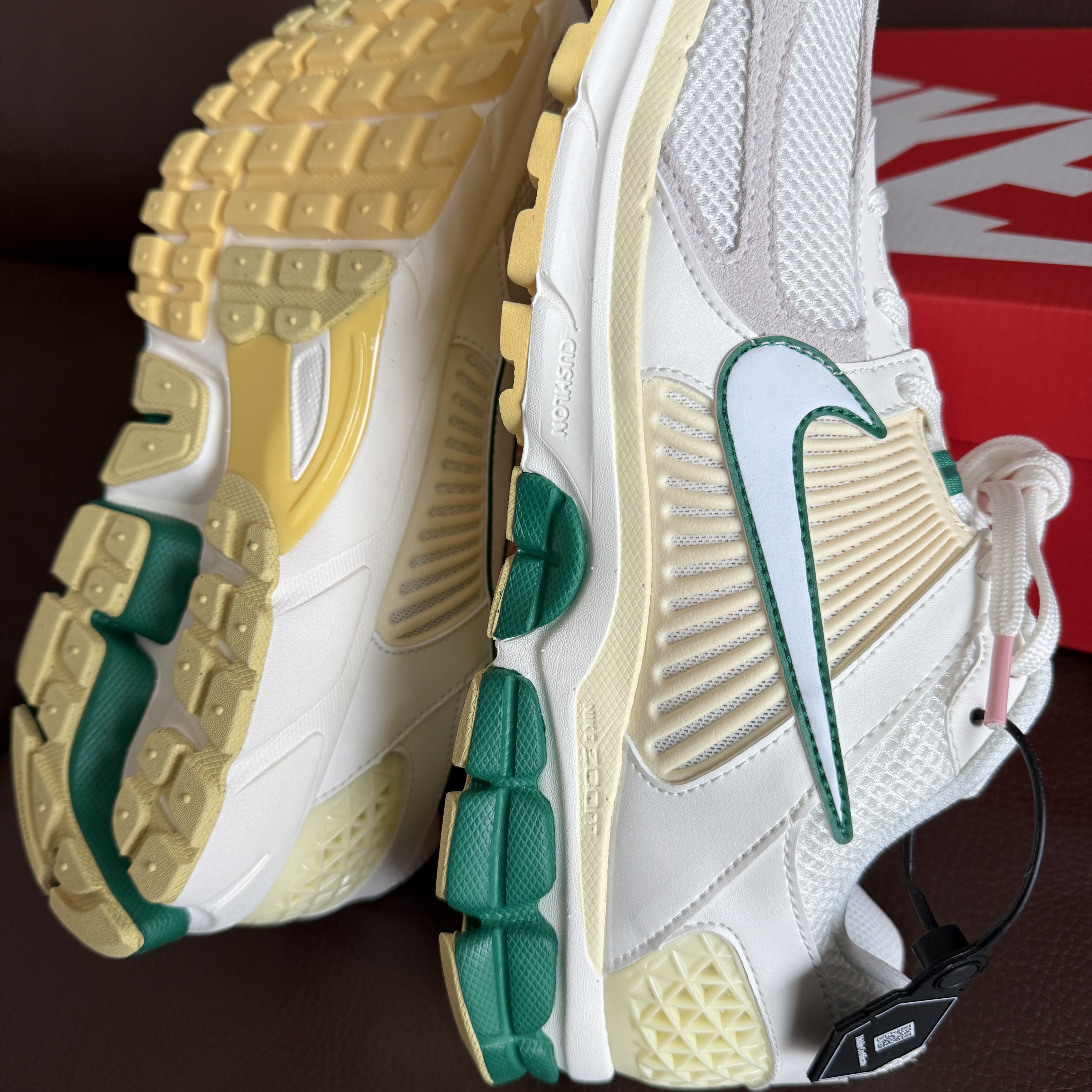 Nike Zoom Vomero 5 Sail Malachite Alabaster White 착용 스타일 - 2