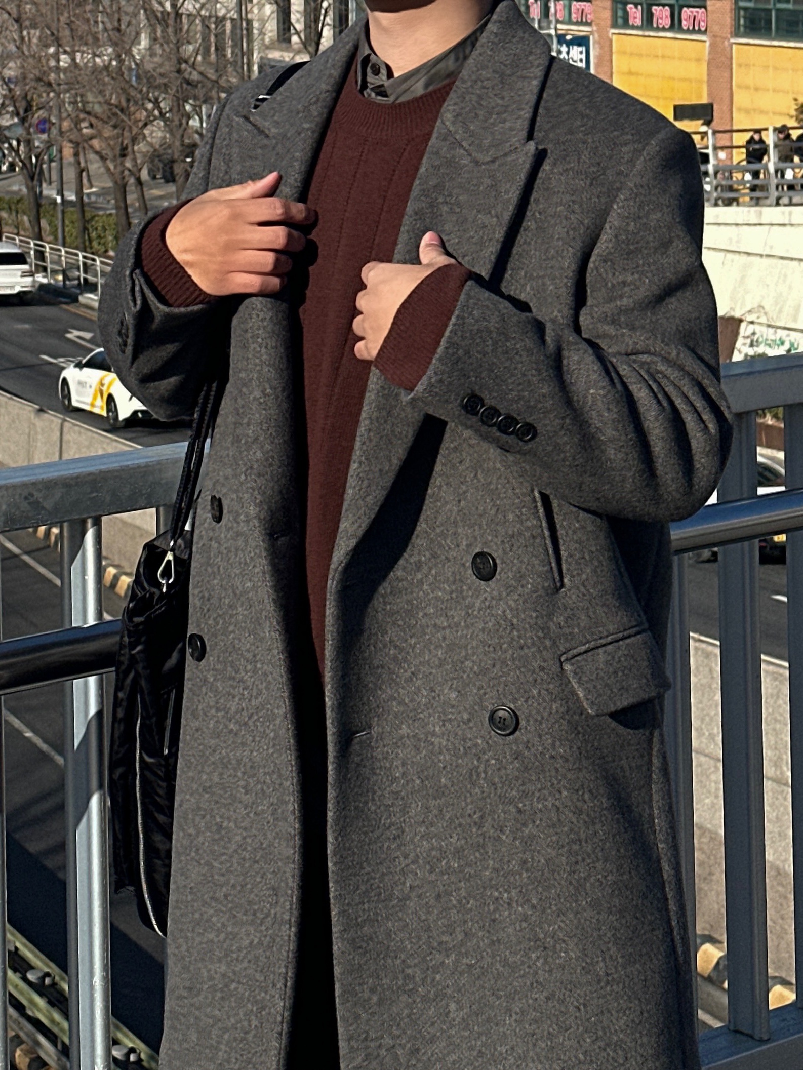 Amomento Stripe Square Pocket Oversized Shirts Khaki - 24FW, Amomento Vibram Mary Jane Black - 24FW 착용 스타일 - 5