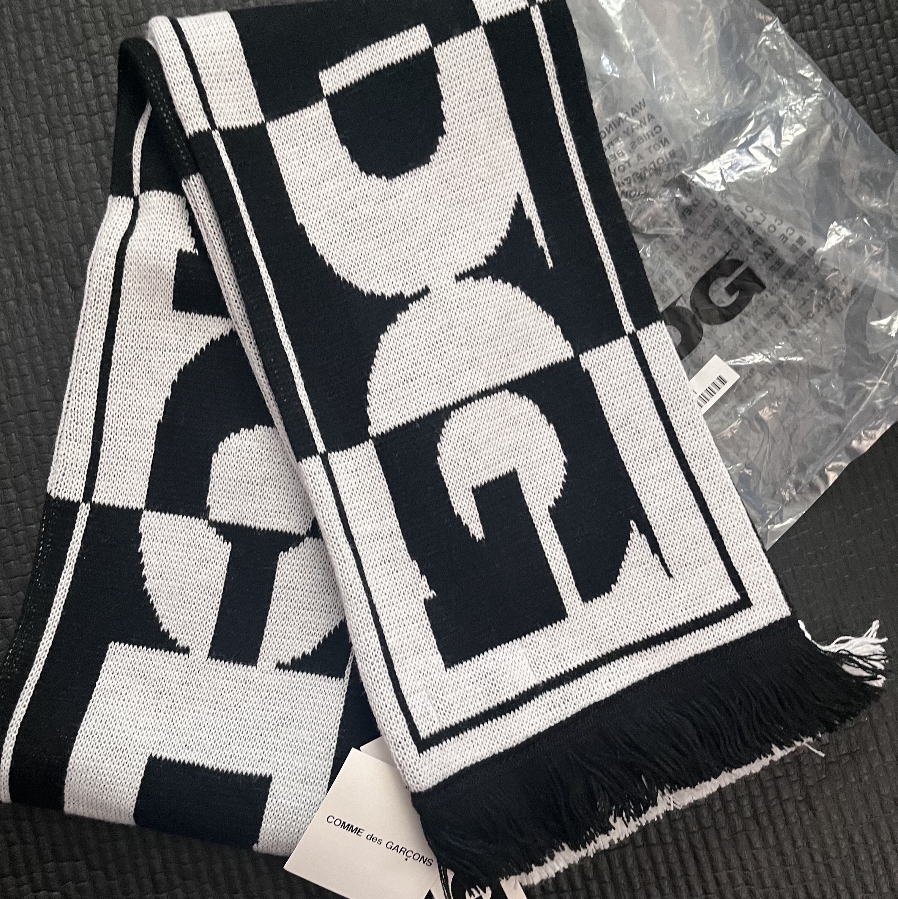 CDG Logo Check Muffler White Black 착용 스타일
