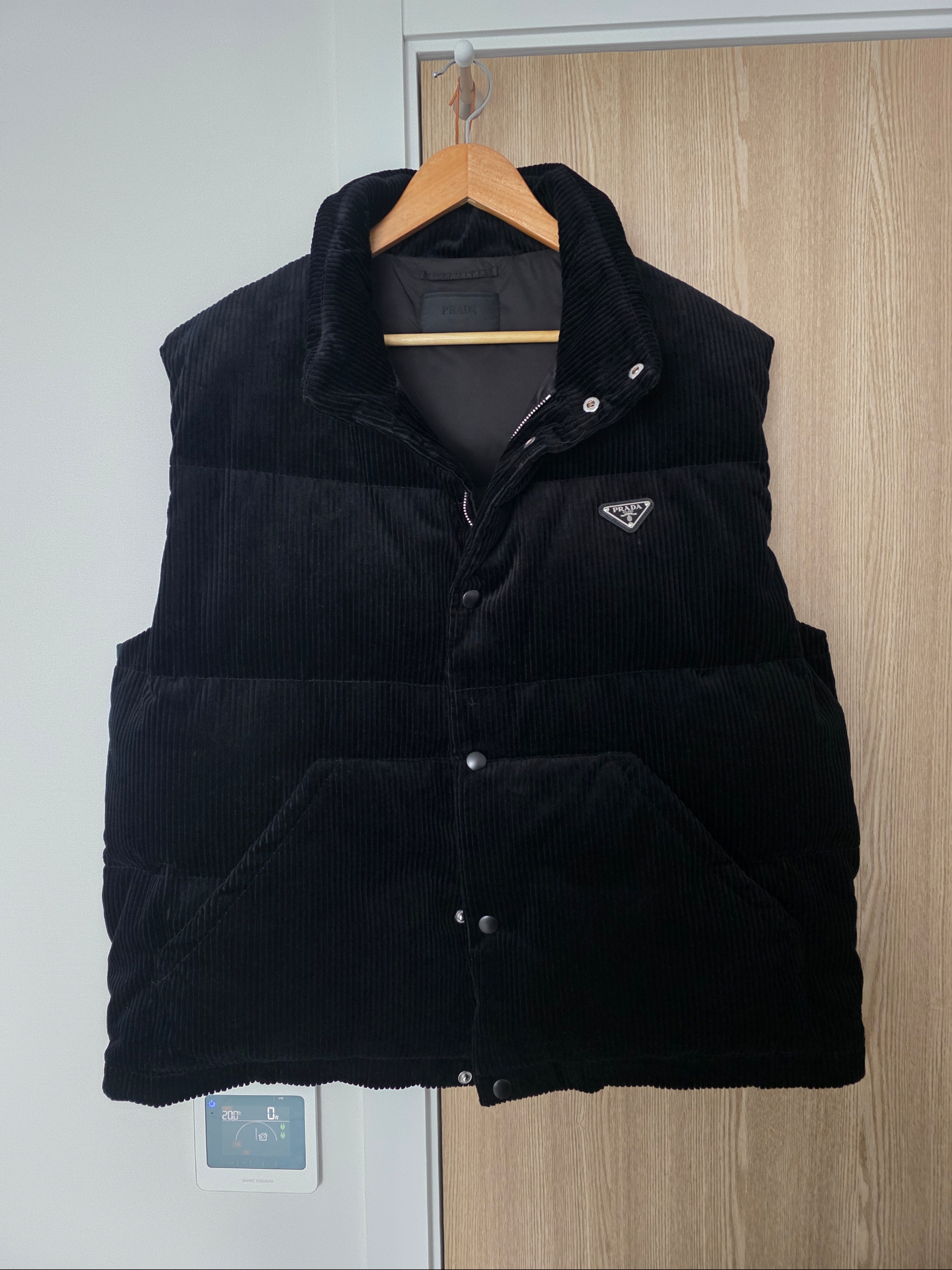 Prada Corduroy Down Vest Black, Darkr8m Studio Basic Logo Heavyweight Hoodie Gray 착용 스타일 - 1