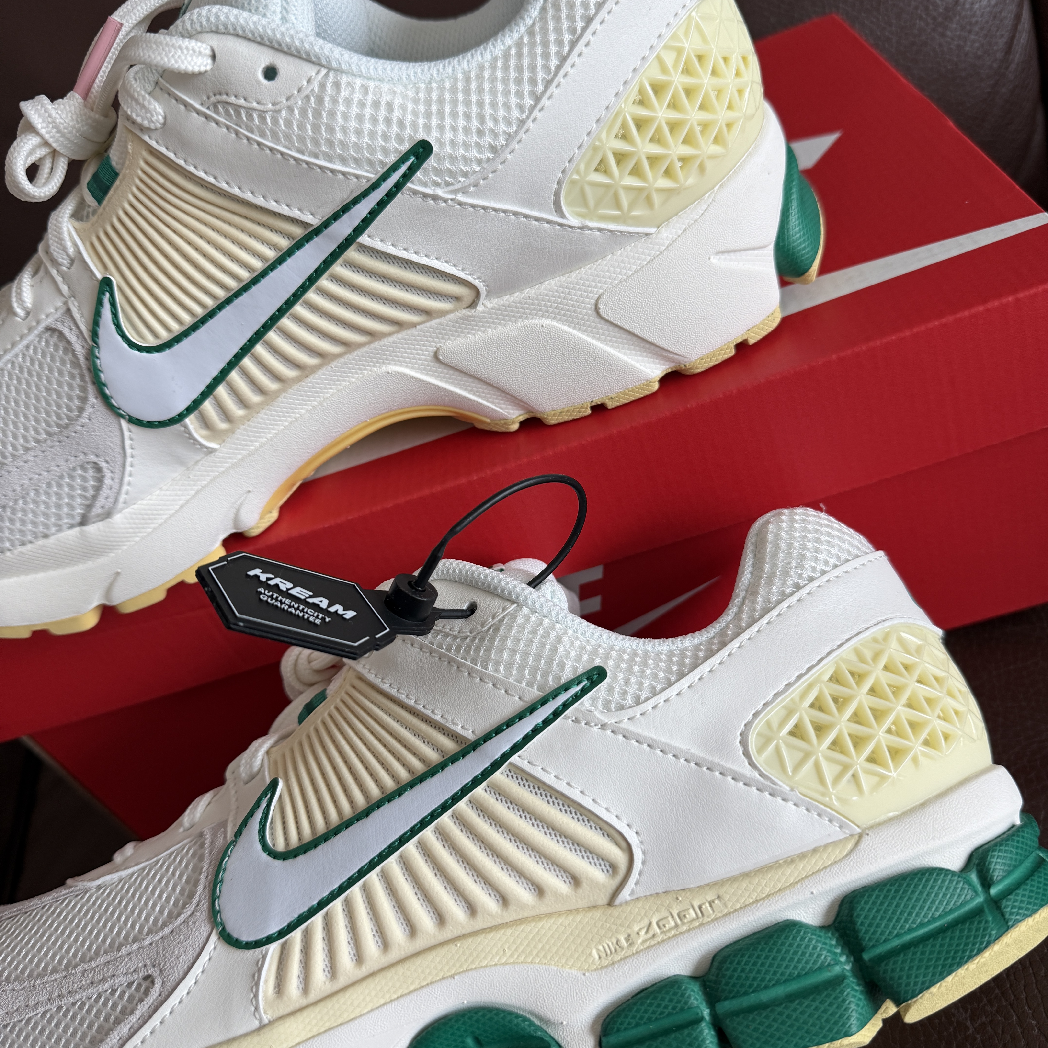 Nike Zoom Vomero 5 Sail Malachite Alabaster White 착용 스타일 - 4