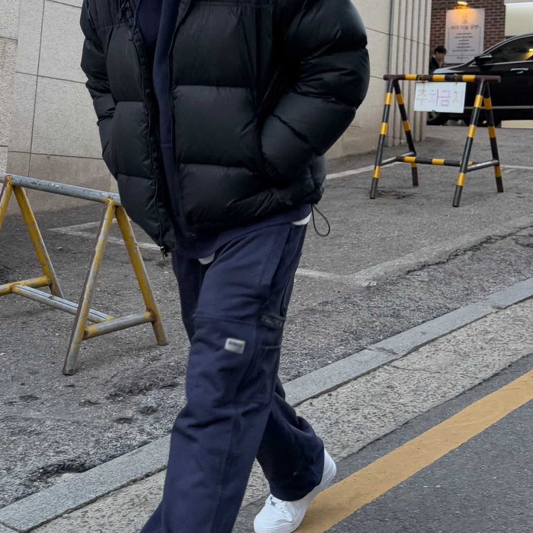 Nike Air Force 1 '07 Low White, The North Face 1996 Eco Nuptse Jacket Black 착용 스타일 - 1