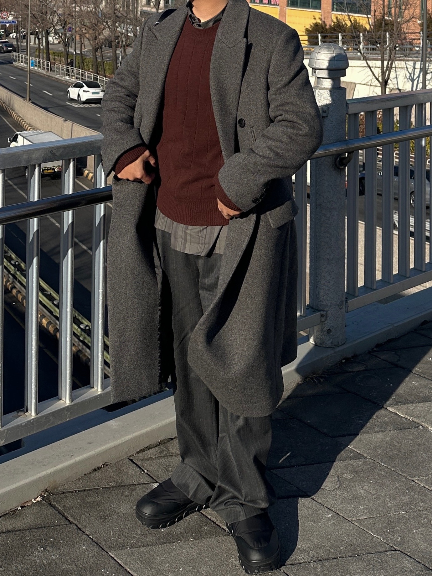 Amomento Stripe Square Pocket Oversized Shirts Khaki - 24FW, Amomento Vibram Mary Jane Black - 24FW 착용 스타일 - 7