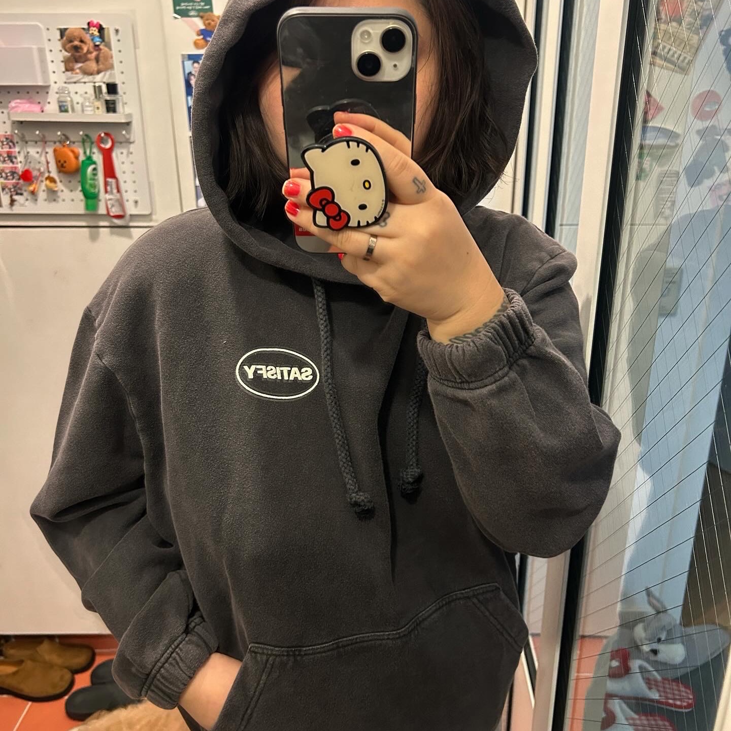 Satisfy Softcell Hoodie Aged Black 착용 스타일 - 1