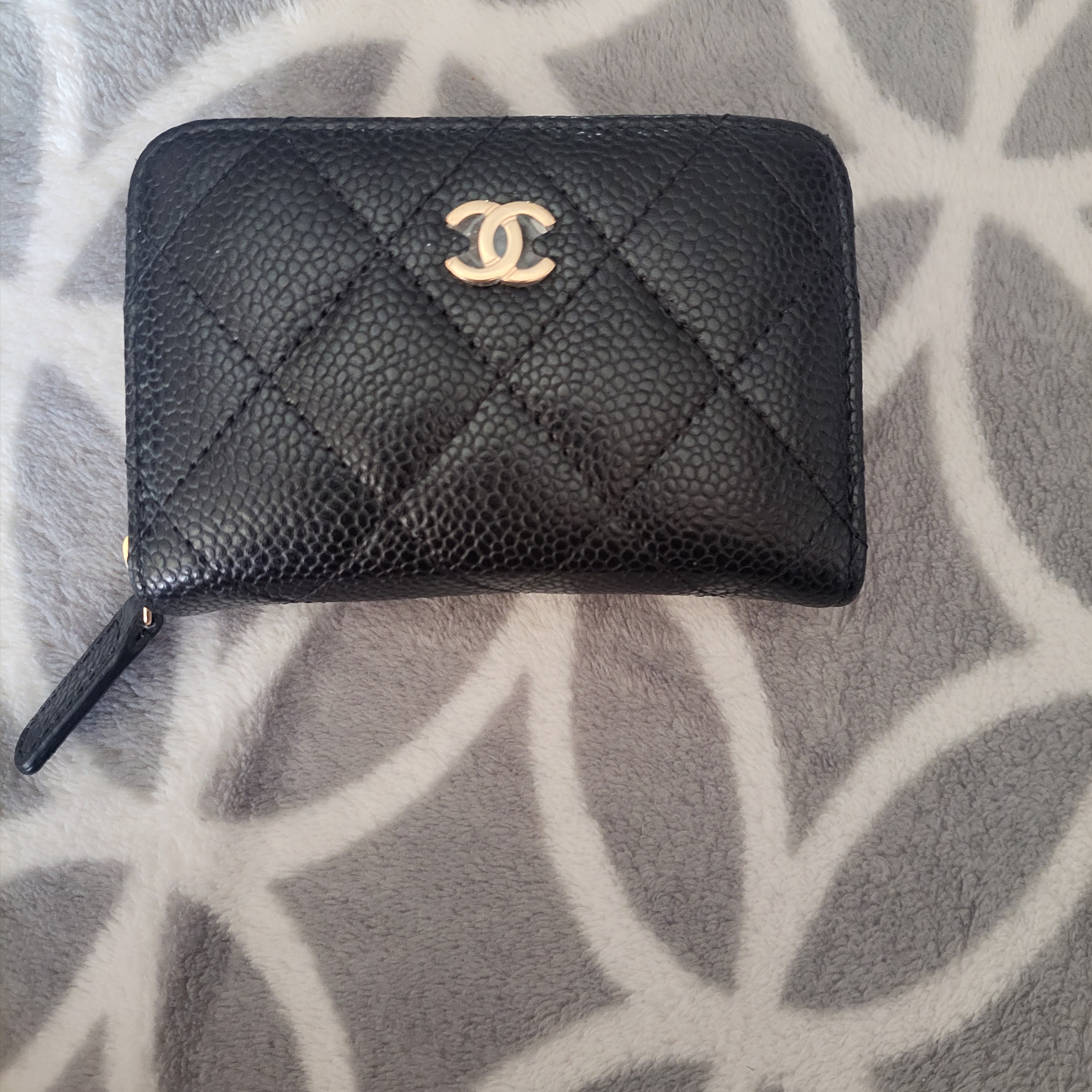 Chanel Classic Zipped Coin Purse Grained Calfskin & Gold Black 착용 스타일 - 1