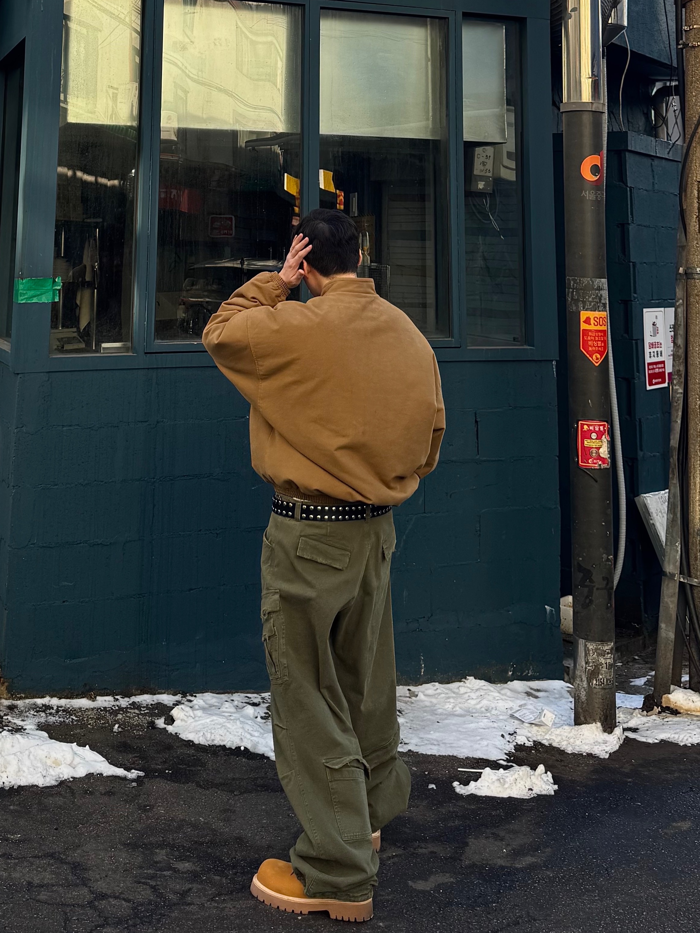 Nonnod Moleskin Bomber Camel, Nonnod Double Pocket Cargo Pants Vintage Khaki 착용 스타일 - 1
