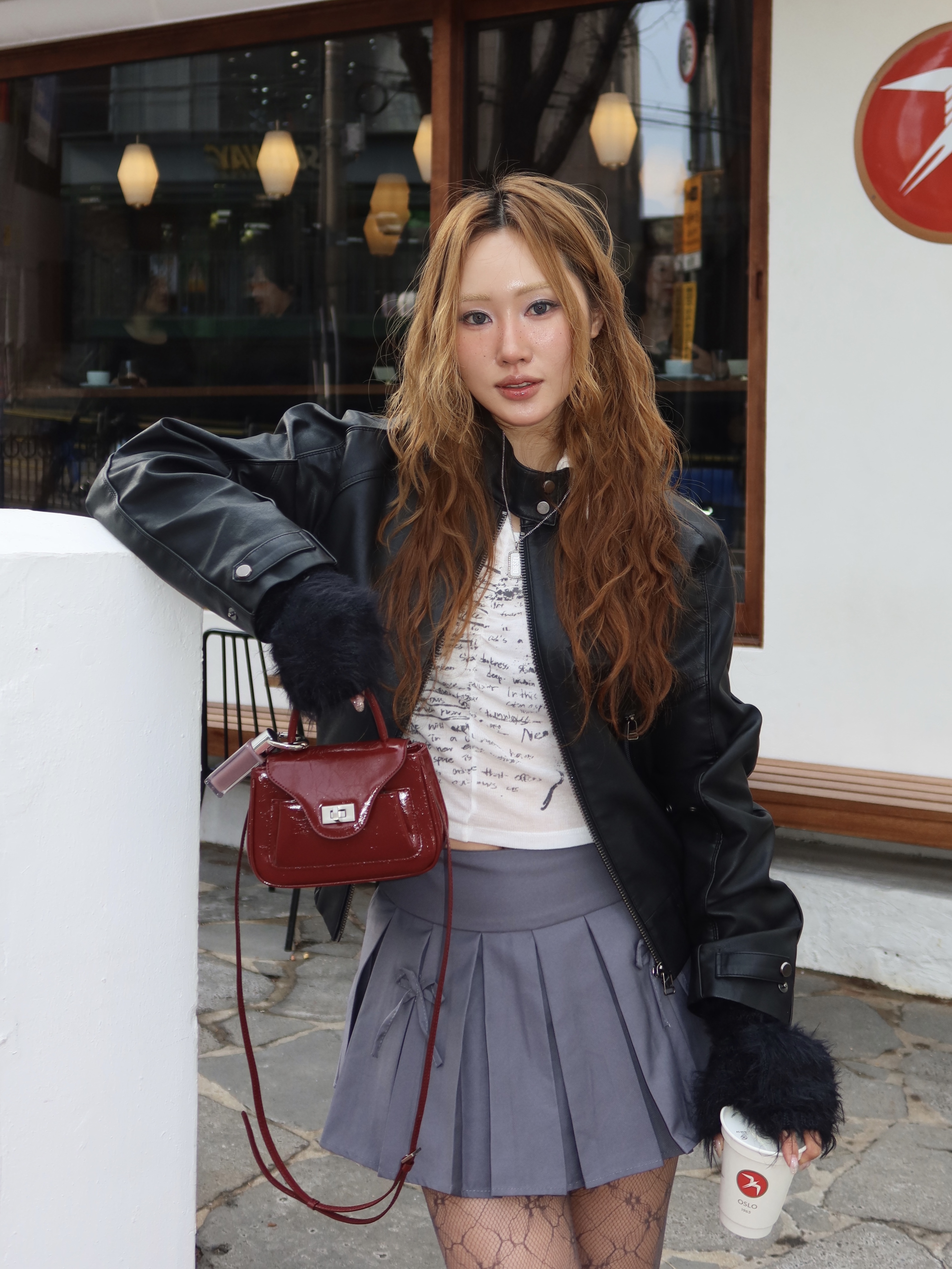 APOA Pao Mini Tote Bag Burgundy 착용 스타일 - 3