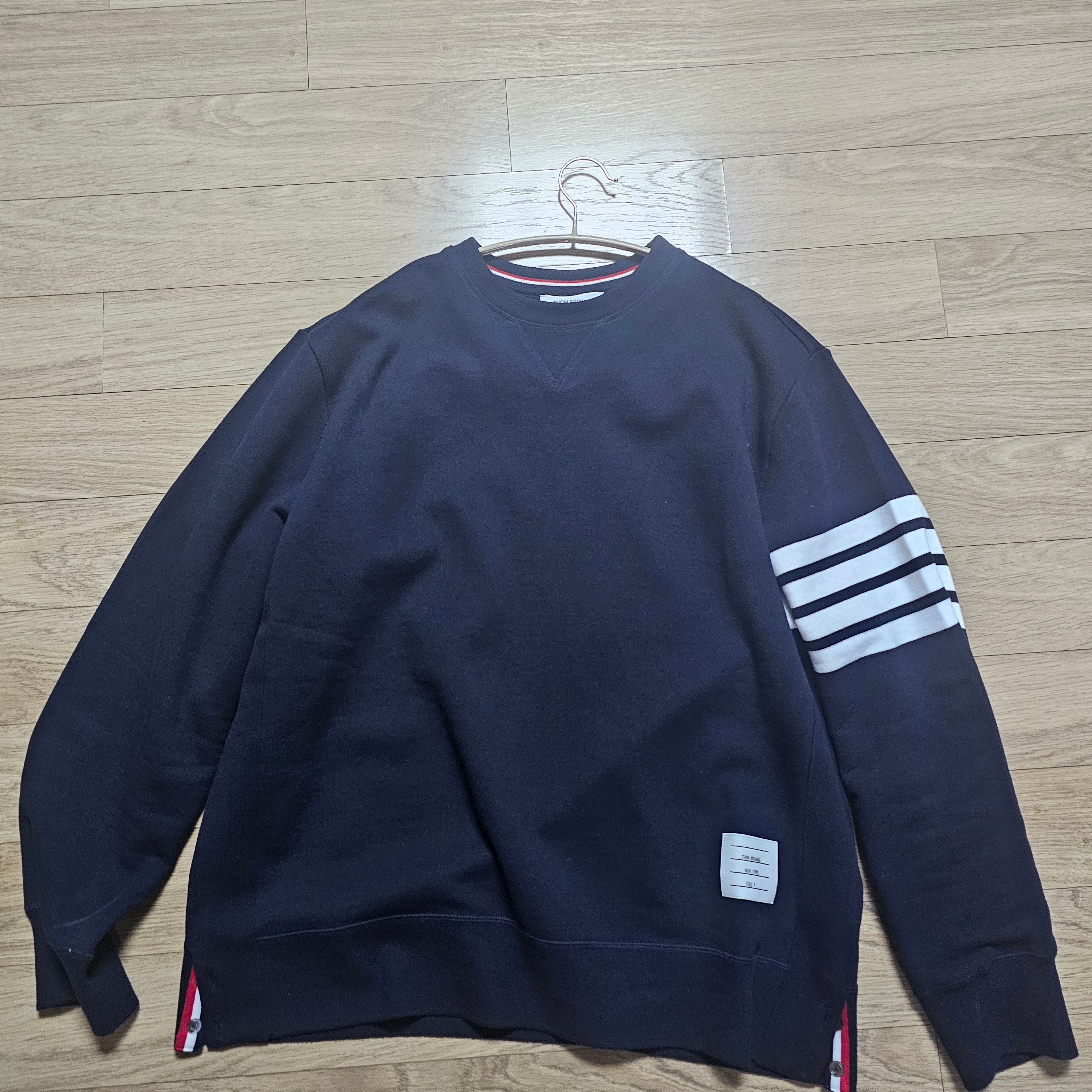 Thom Browne Engineered 4-Bar Sweatshirt Navy 착용 스타일