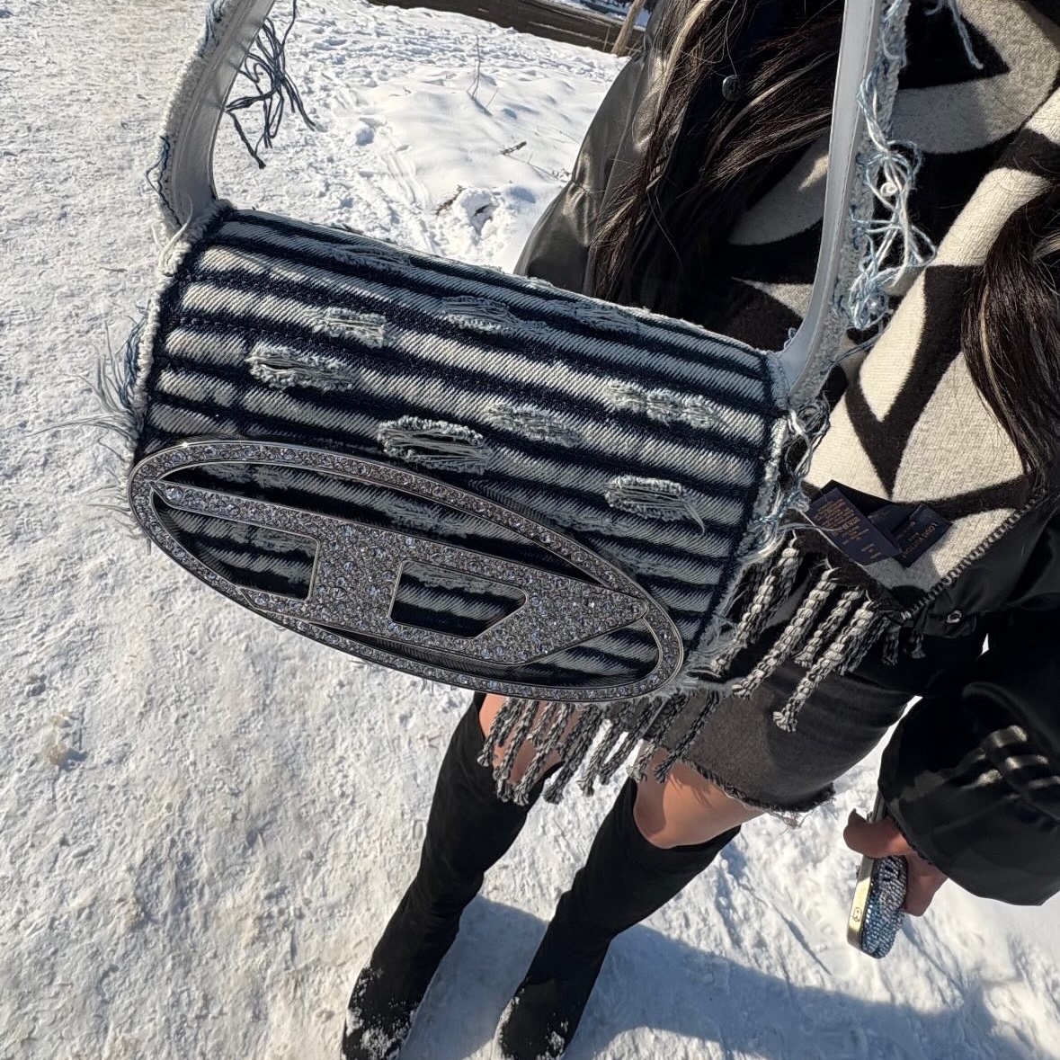 Louis Vuitton LV Medallion Muffler S00 Black, Diesel 1DR Iconic Shoulder Bag in Canvas and Leather Black 착용 스타일 - 2