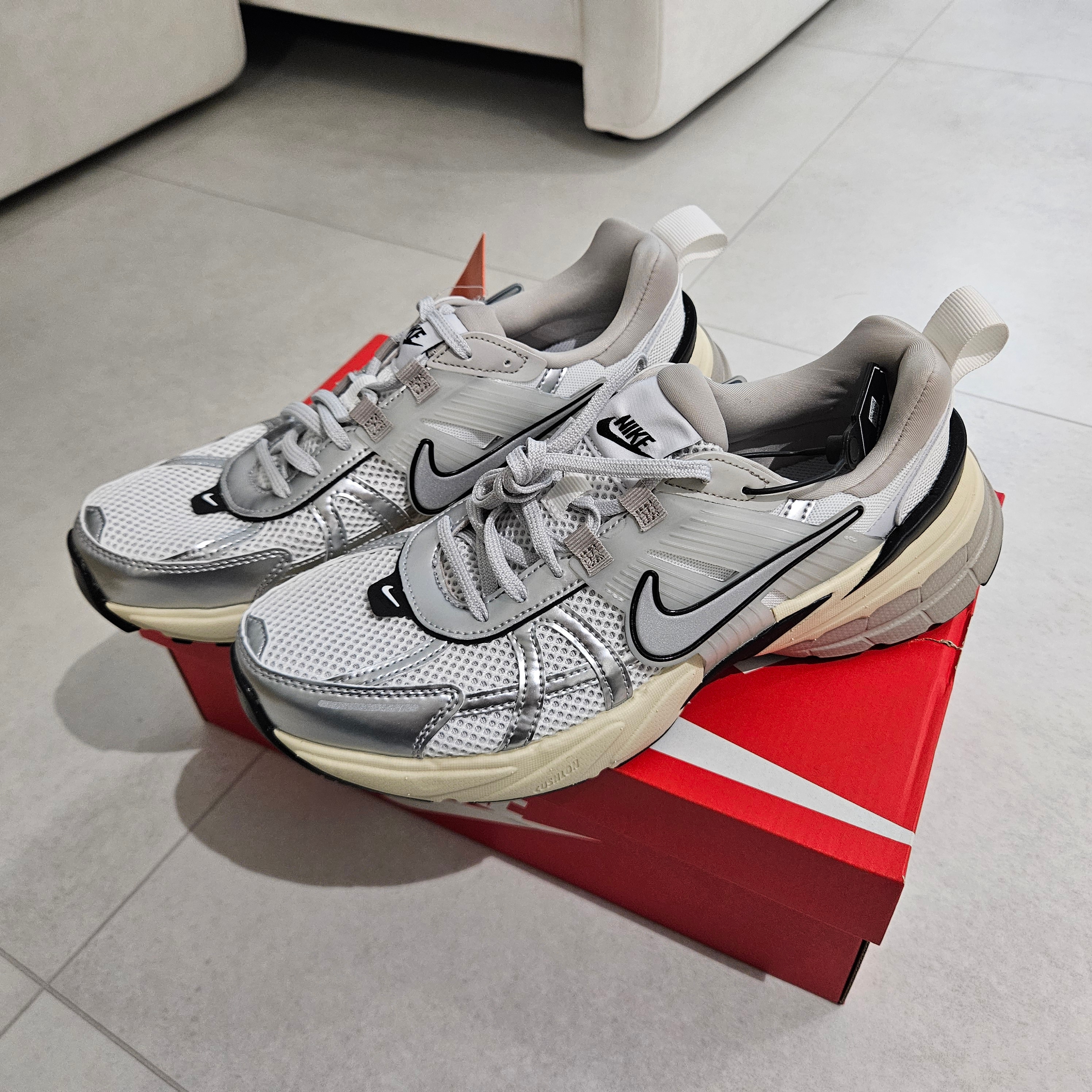 Nike V2K Run Pure Platinum Light Iron Ore 착용 스타일