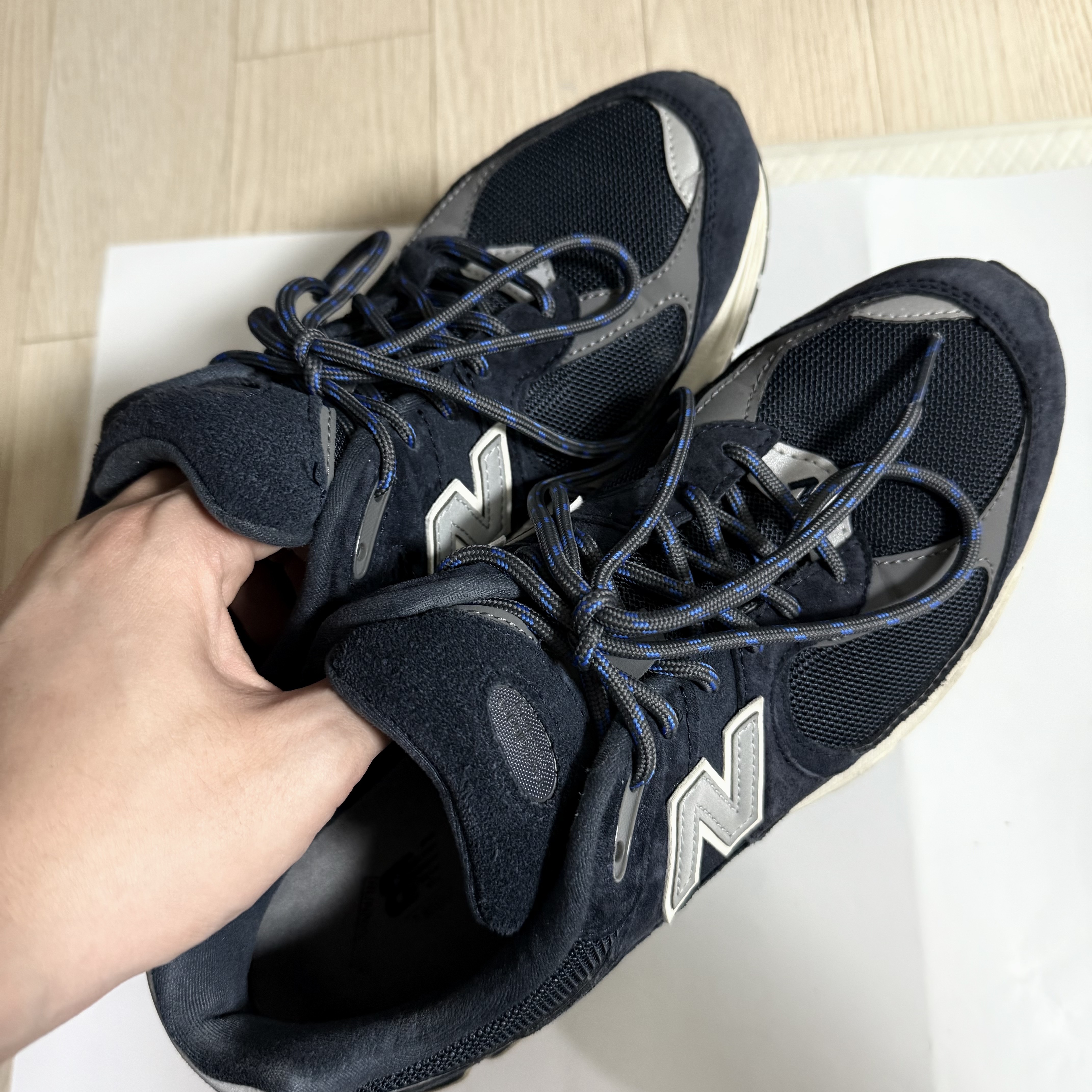 New Balance 2002R Eclipse Castlerock 착용 스타일