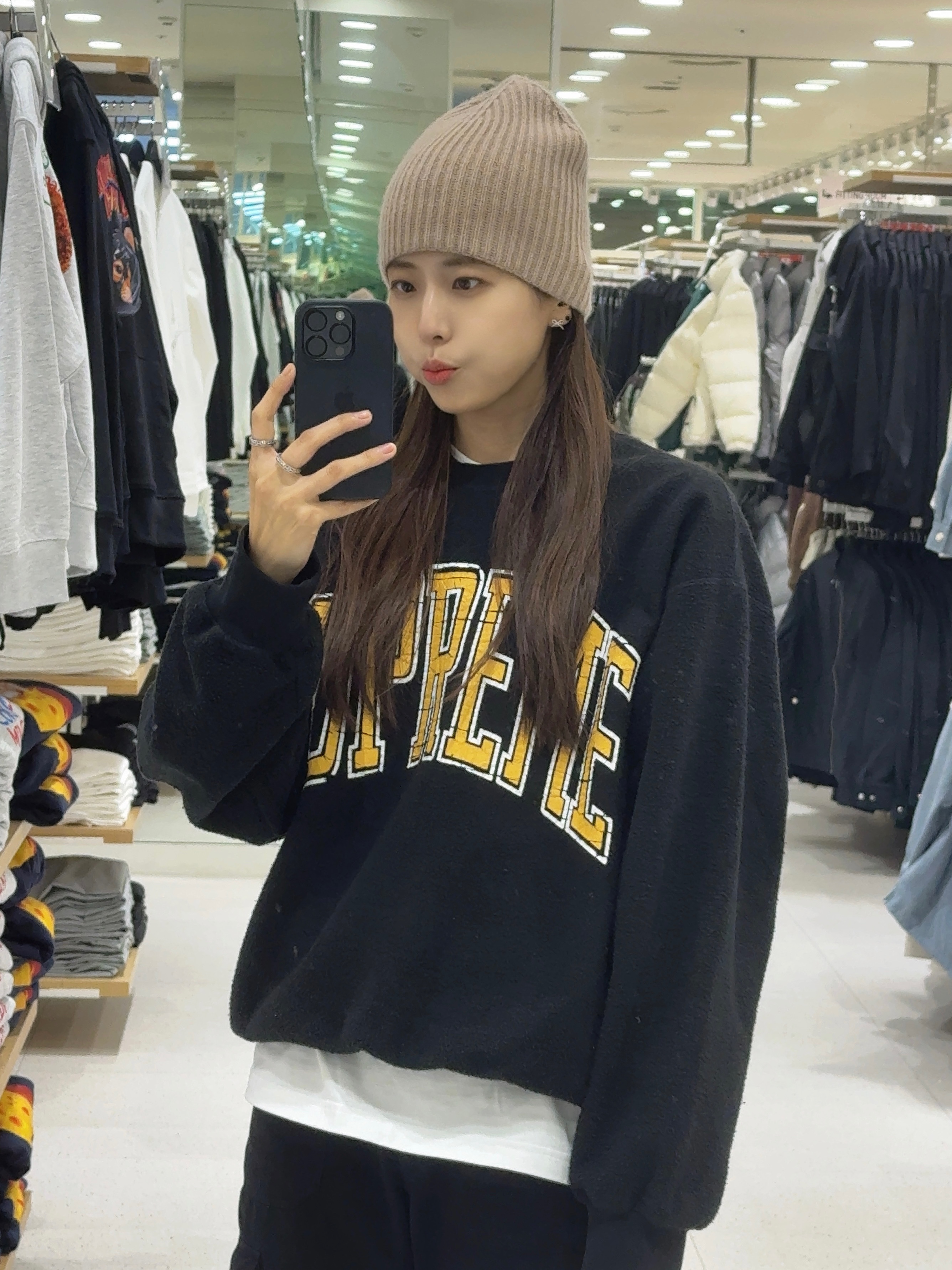 Supreme Inside Out Crewneck Black - 23FW, Maison Mihara Yasuhiro Peterson OG Sole Canvas Low Sneakers Black 착용 스타일 - 3