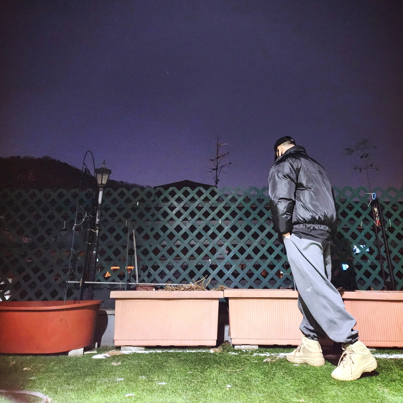 Aeae Web Logo 5-Pannel Cap Black, Yeezy Gap Engineered By Balenciaga Logo Long Sleeve T-Shirt Black 착용 스타일 - 2