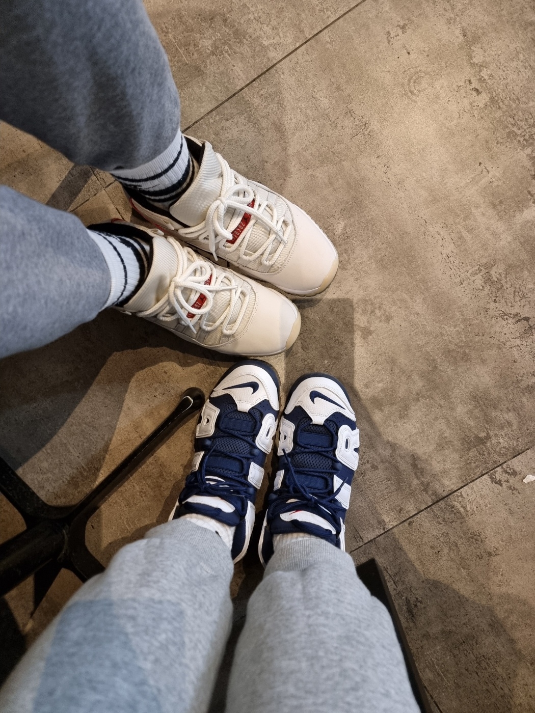 Jordan 11 Retro Platinum Tint, Nike Air More Uptempo 96 White Midnight Navy 착용 스타일 - 1