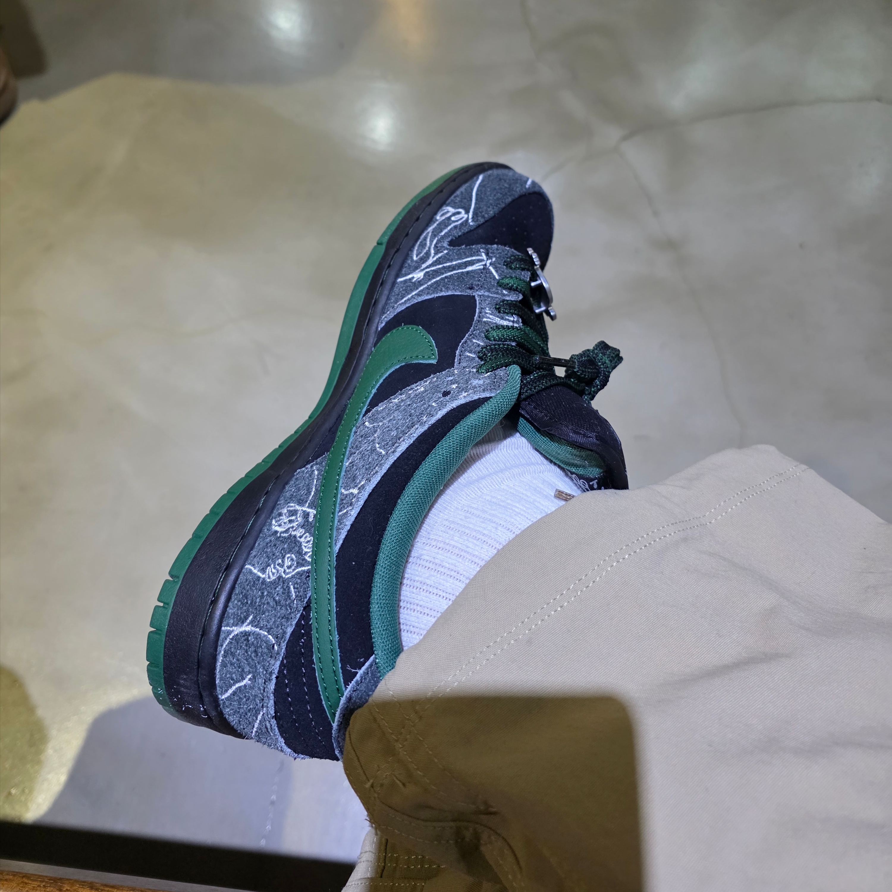 Nike x There SB Dunk Low Pro Anthracite and Gorge Green 착용 스타일