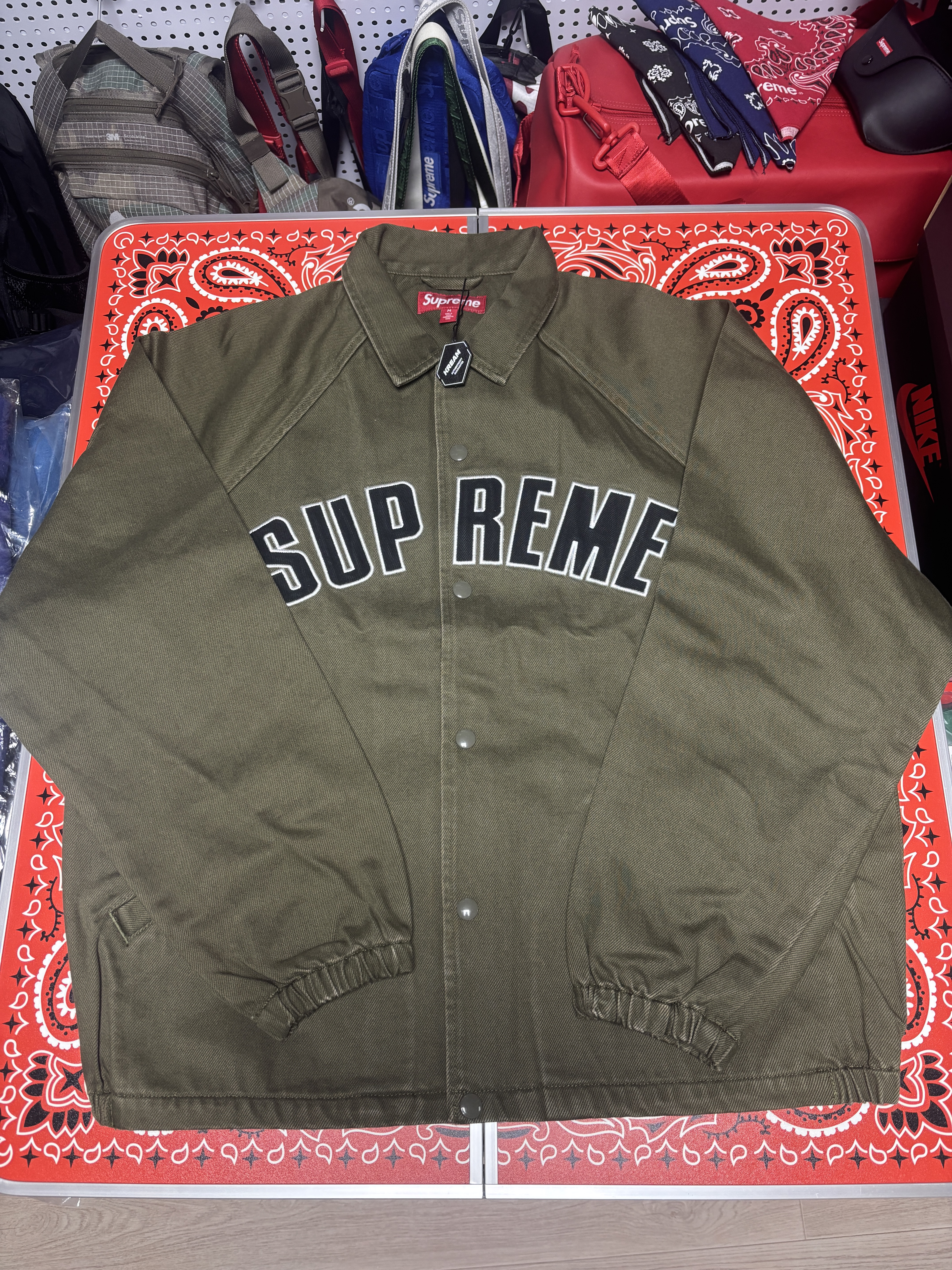 Supreme Arc Denim Coaches Jacket Olive - 24SS, Supreme Small Box Sweatpant Navy - 24FW 착용 스타일 - 1