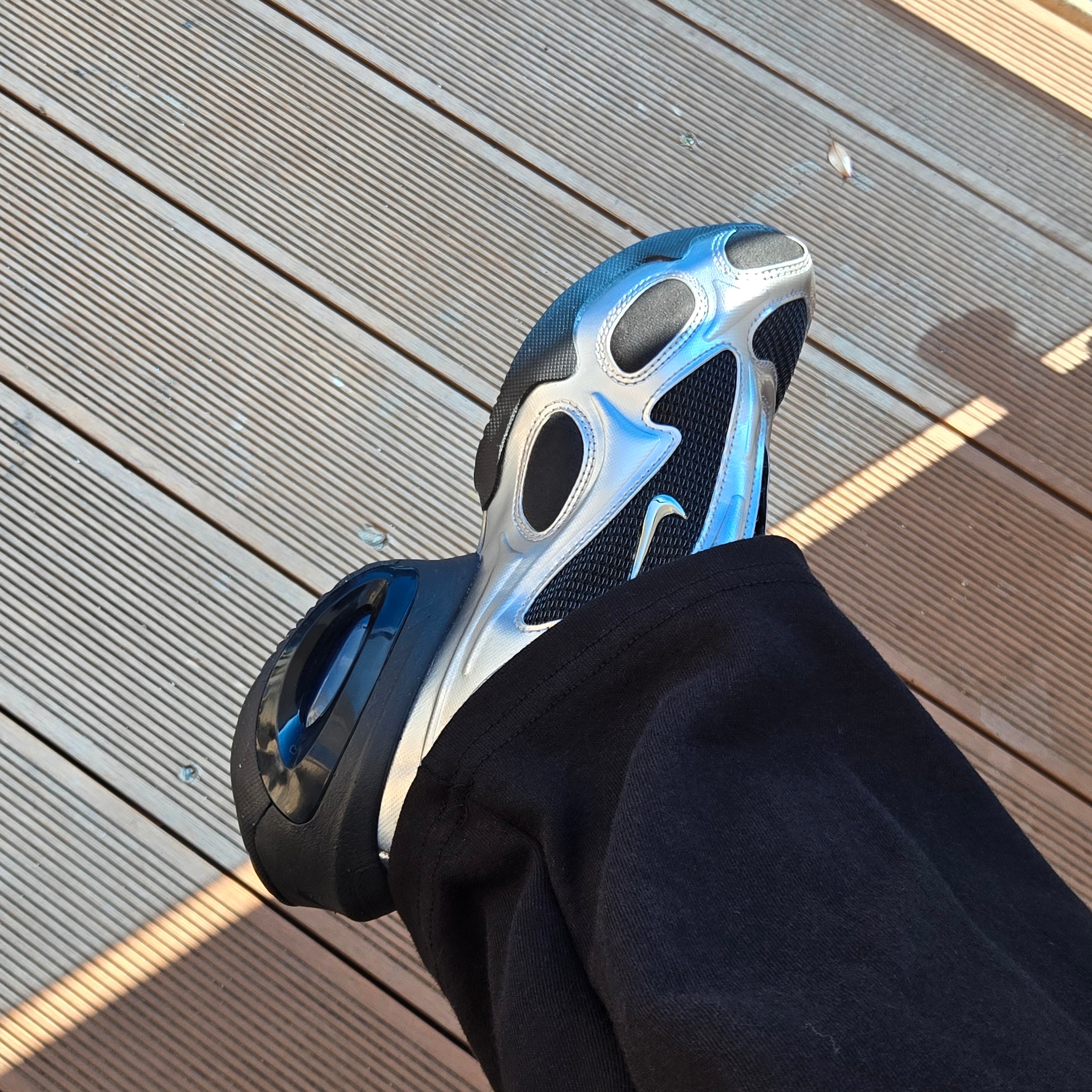 (W) Nike Air Max Muse Black and Metallic Silver 착용 스타일 - 1