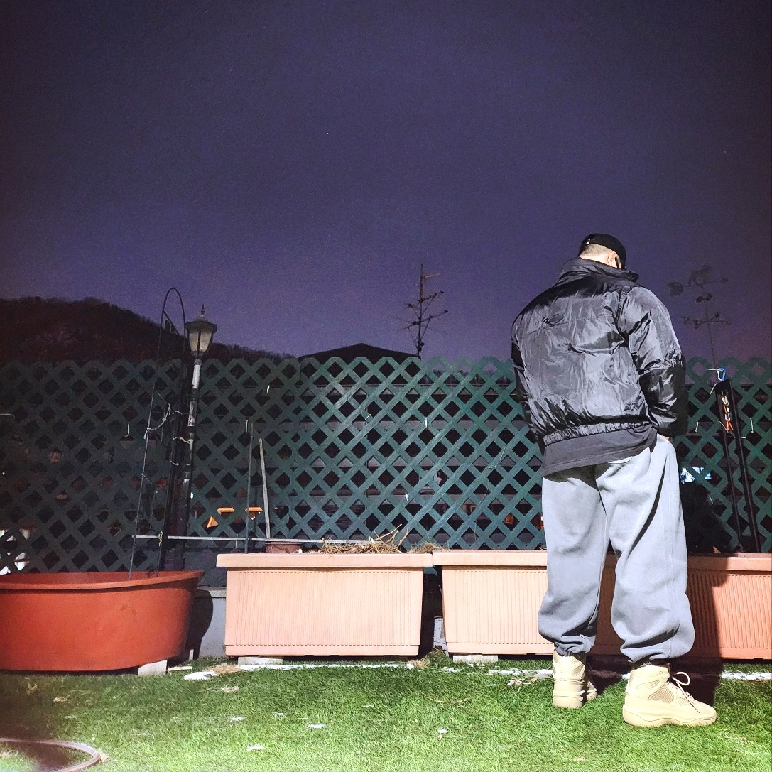 Aeae Web Logo 5-Pannel Cap Black, Yeezy Gap Engineered By Balenciaga Logo Long Sleeve T-Shirt Black 착용 스타일 - 3
