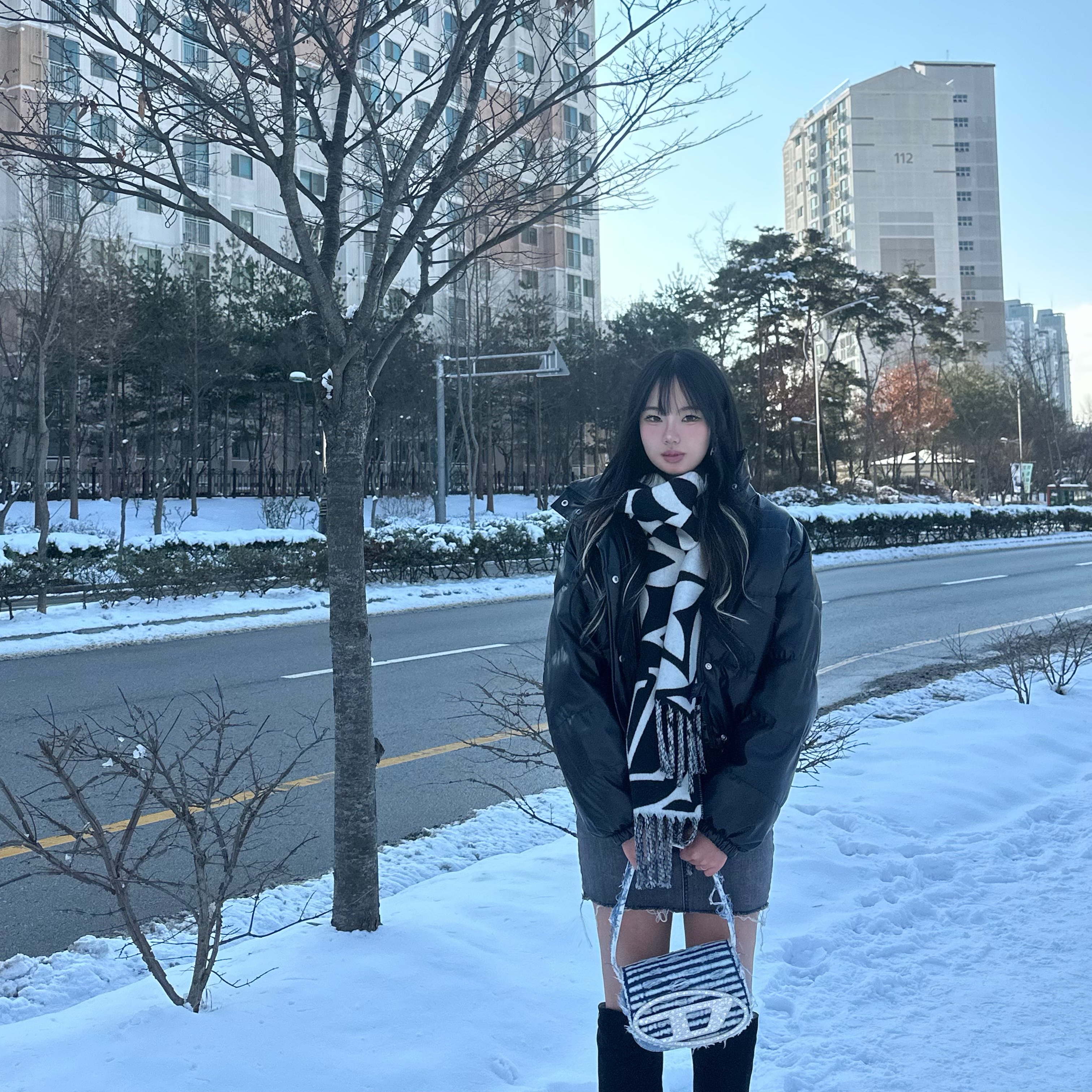 Louis Vuitton LV Medallion Muffler S00 Black, Diesel 1DR Iconic Shoulder Bag in Canvas and Leather Black 착용 스타일 - 1