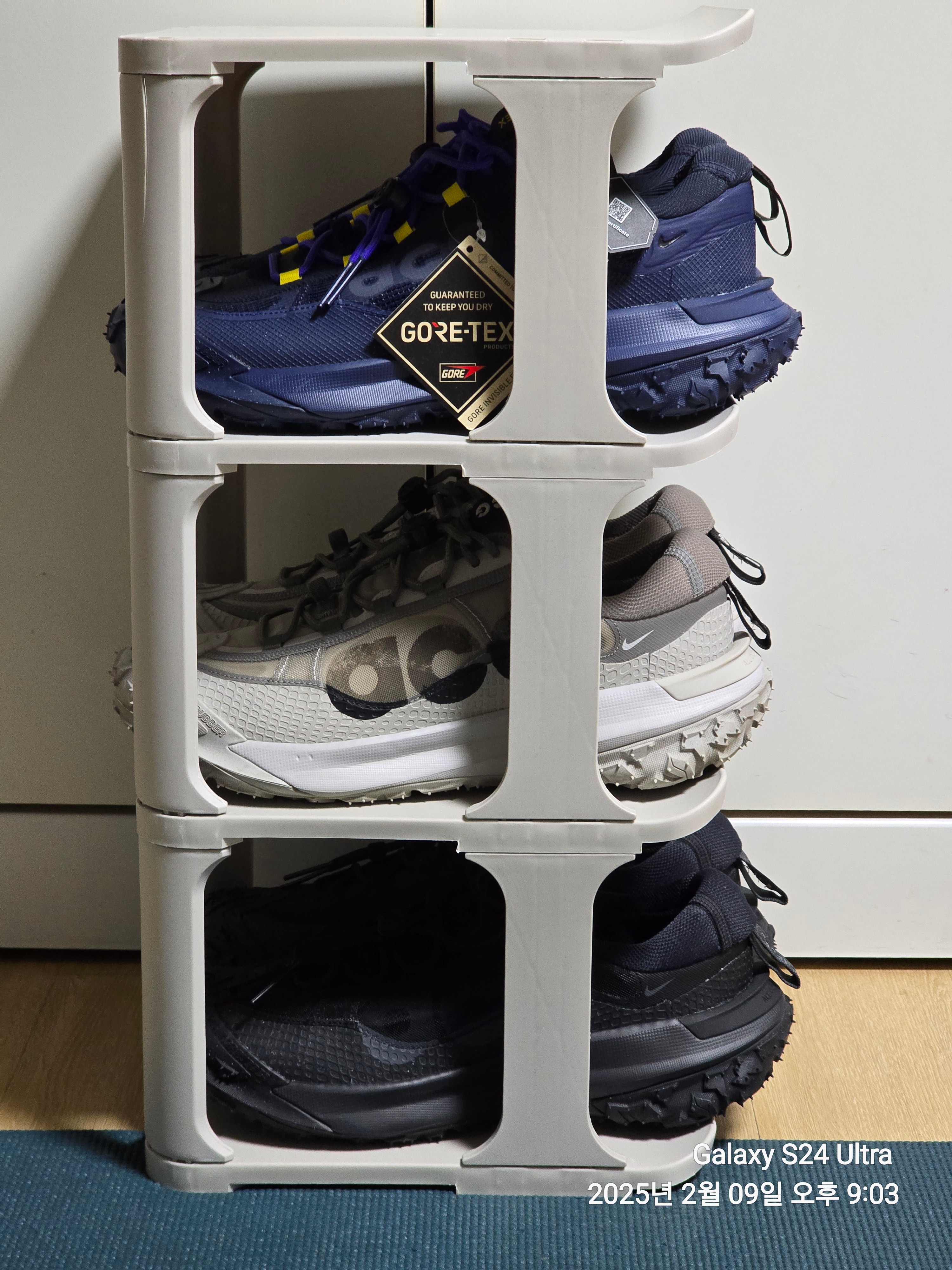 Nike ACG Mountain Fly 2 Low Black, Nike ACG Mountain Fly 2 Low Light Iron Ore Black 착용 스타일 - 1