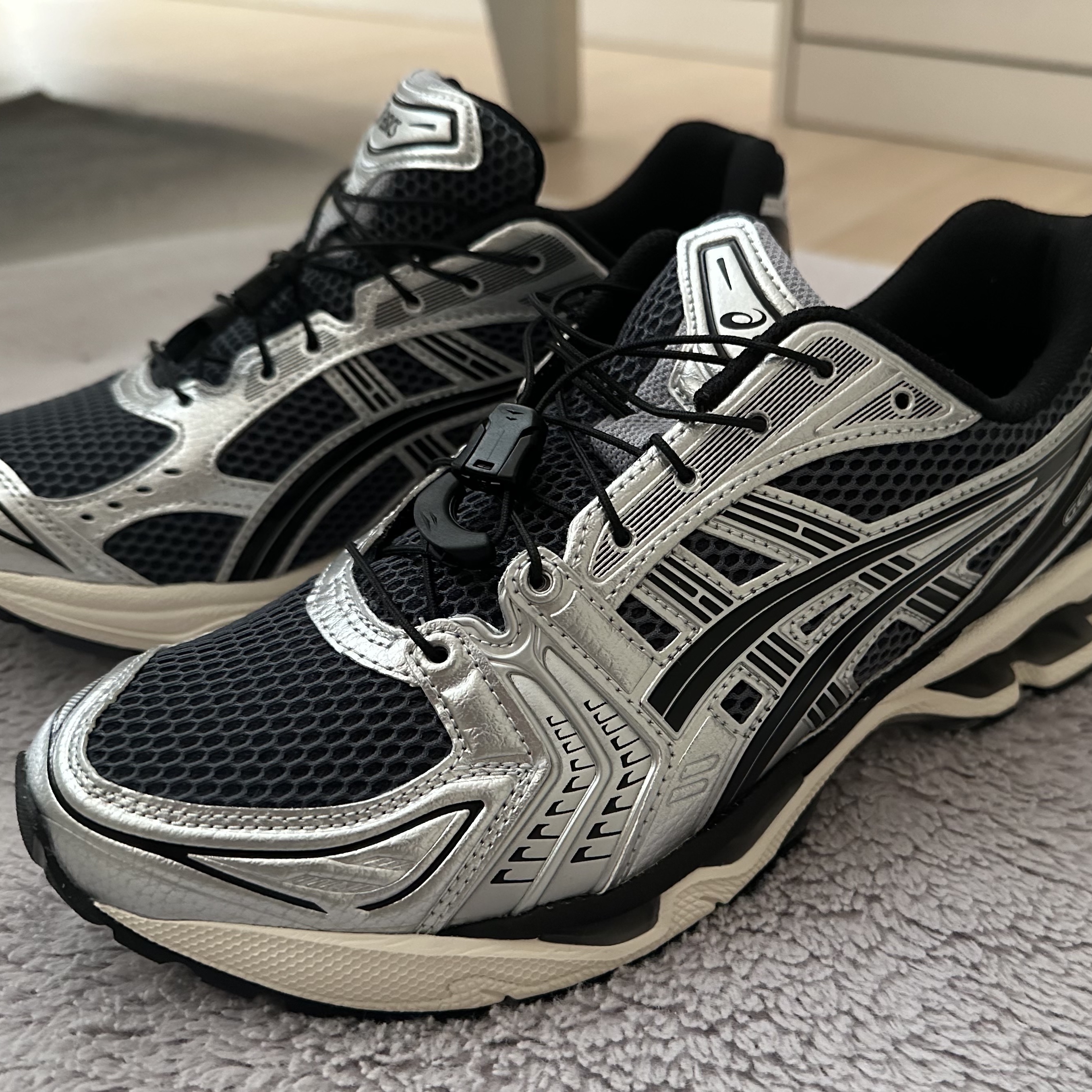 Asics Unlimited Gel-Kayano 14 Carrier Grey Black 착용 스타일