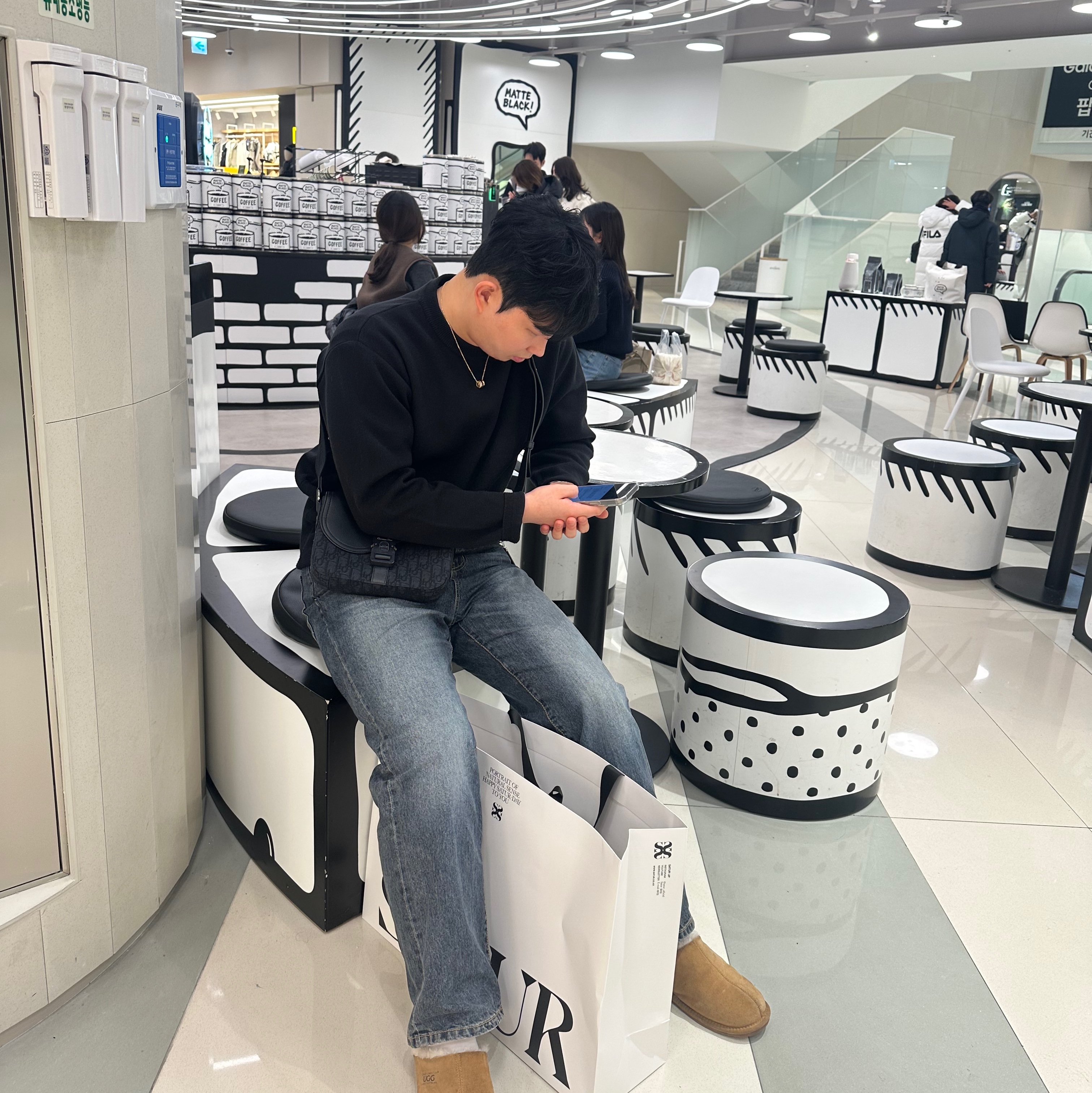 Dior Small Saddle Bag Strap Black Dior Oblique Jacquard Grained Calfskin 착용 스타일