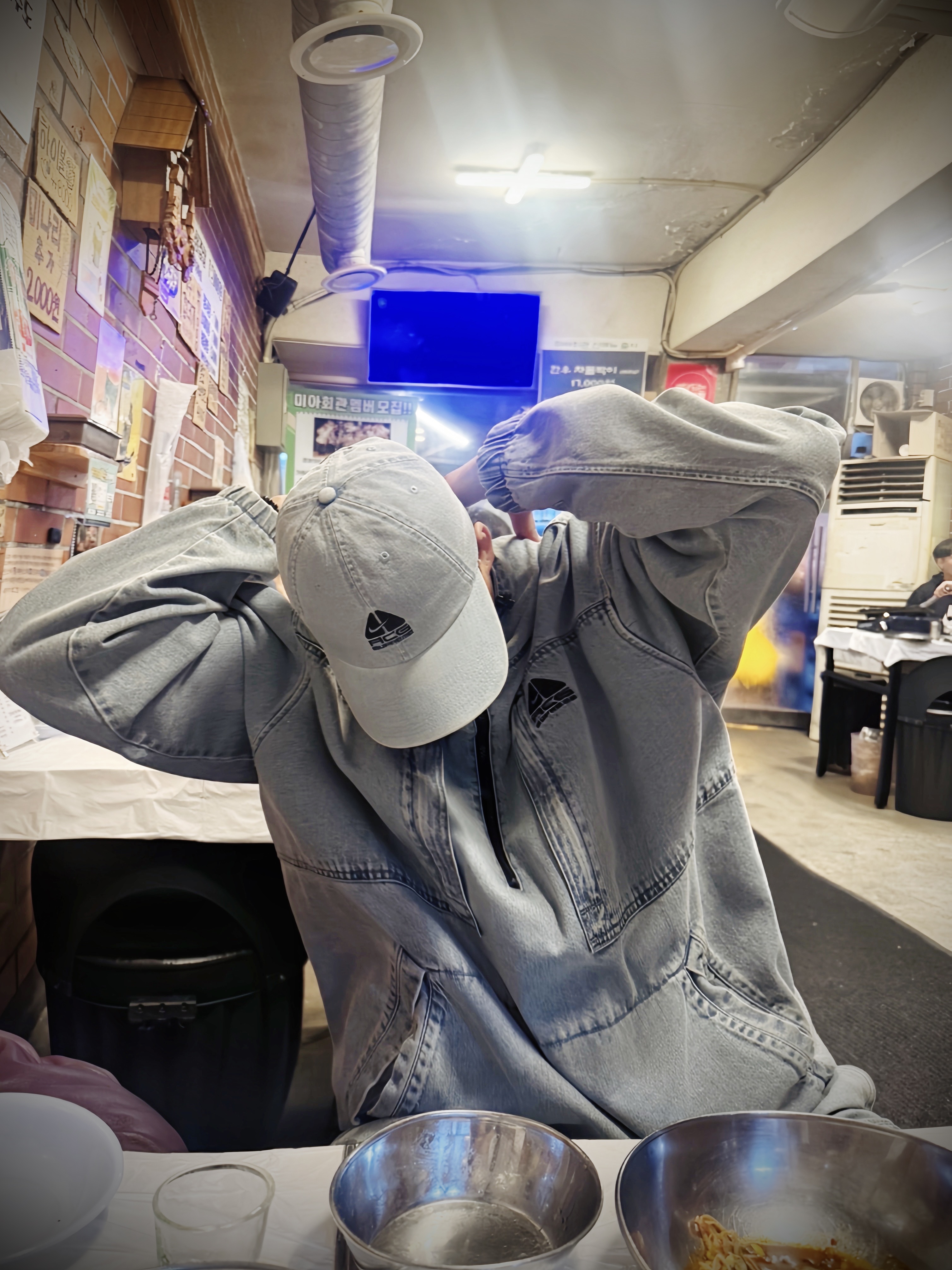 Supreme x Nike ACG Denim 6-Panel Washed Blue - 22FW, Supreme x Nike ACG Denim Pullover Washed Blue - 22FW 착용 스타일 - 1