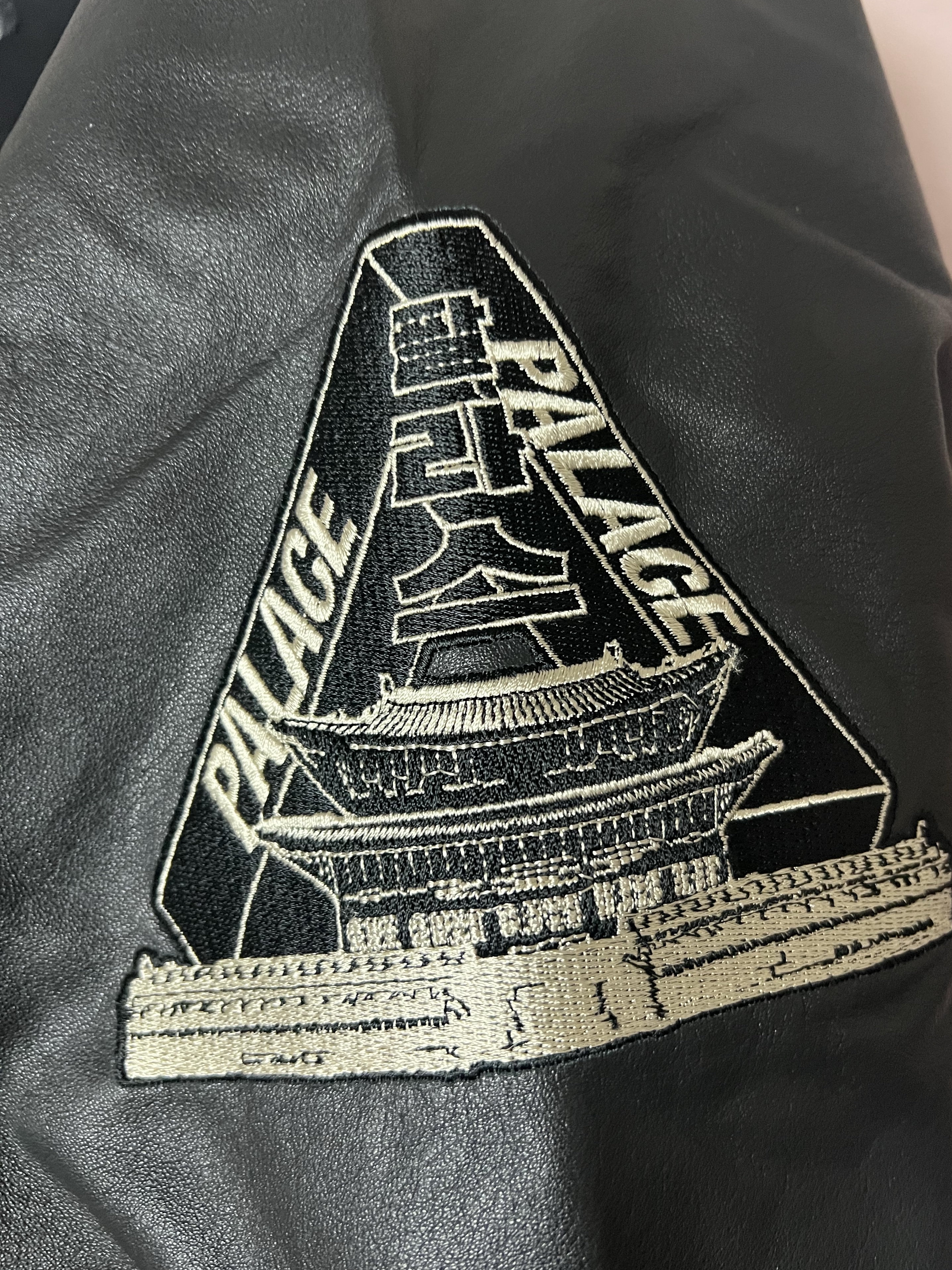 Palace Seoul 2 Seoul Varsity Jacket Black - 25SS, Palace Seoul 2 Seoul T-Shirt Black - 25SS 착용 스타일 - 5