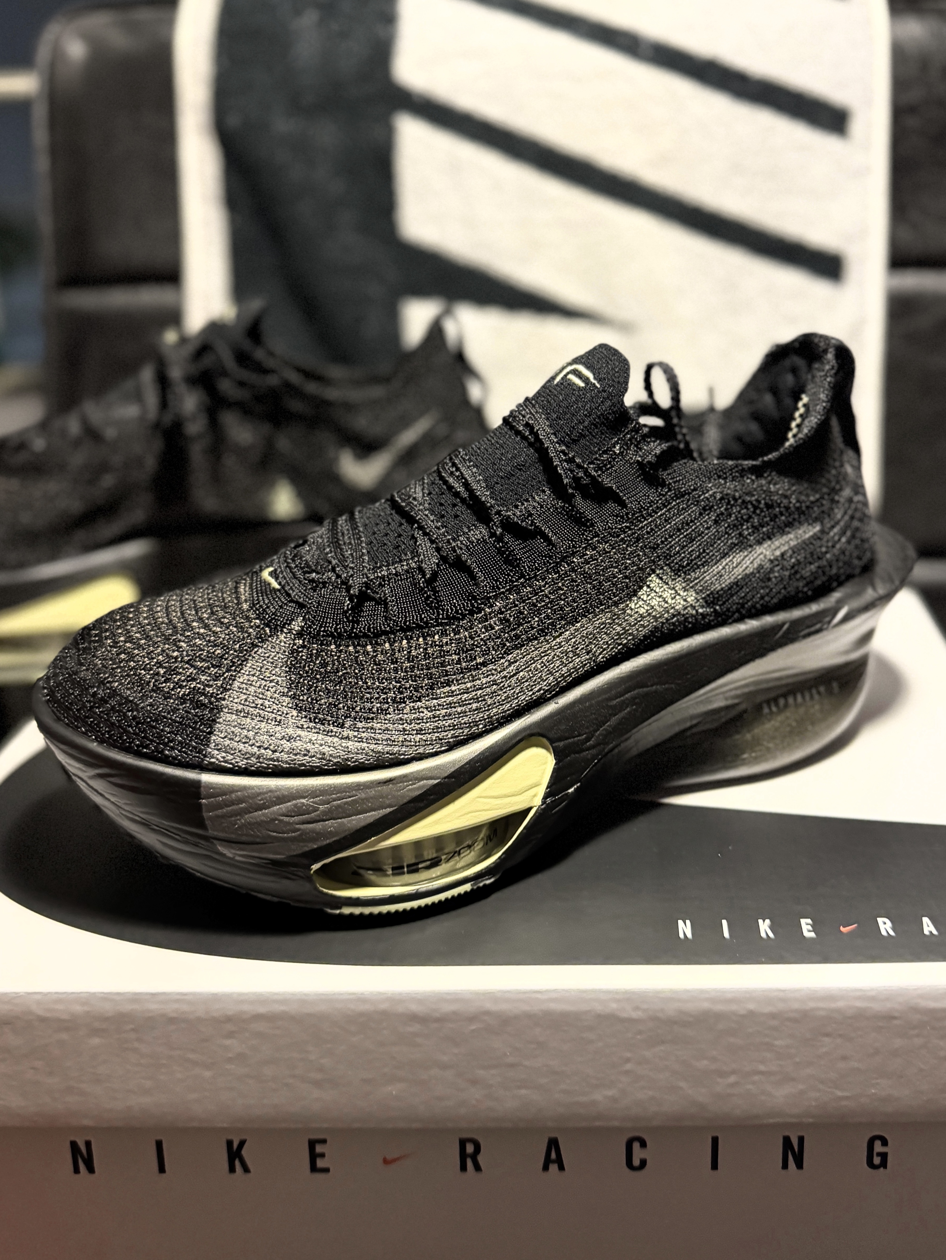 Nike Air Zoom Alphafly Next% 3 Black Olive Aura, Nike Zoom Fly 6 Black Light Smoke Grey 착용 스타일 - 1
