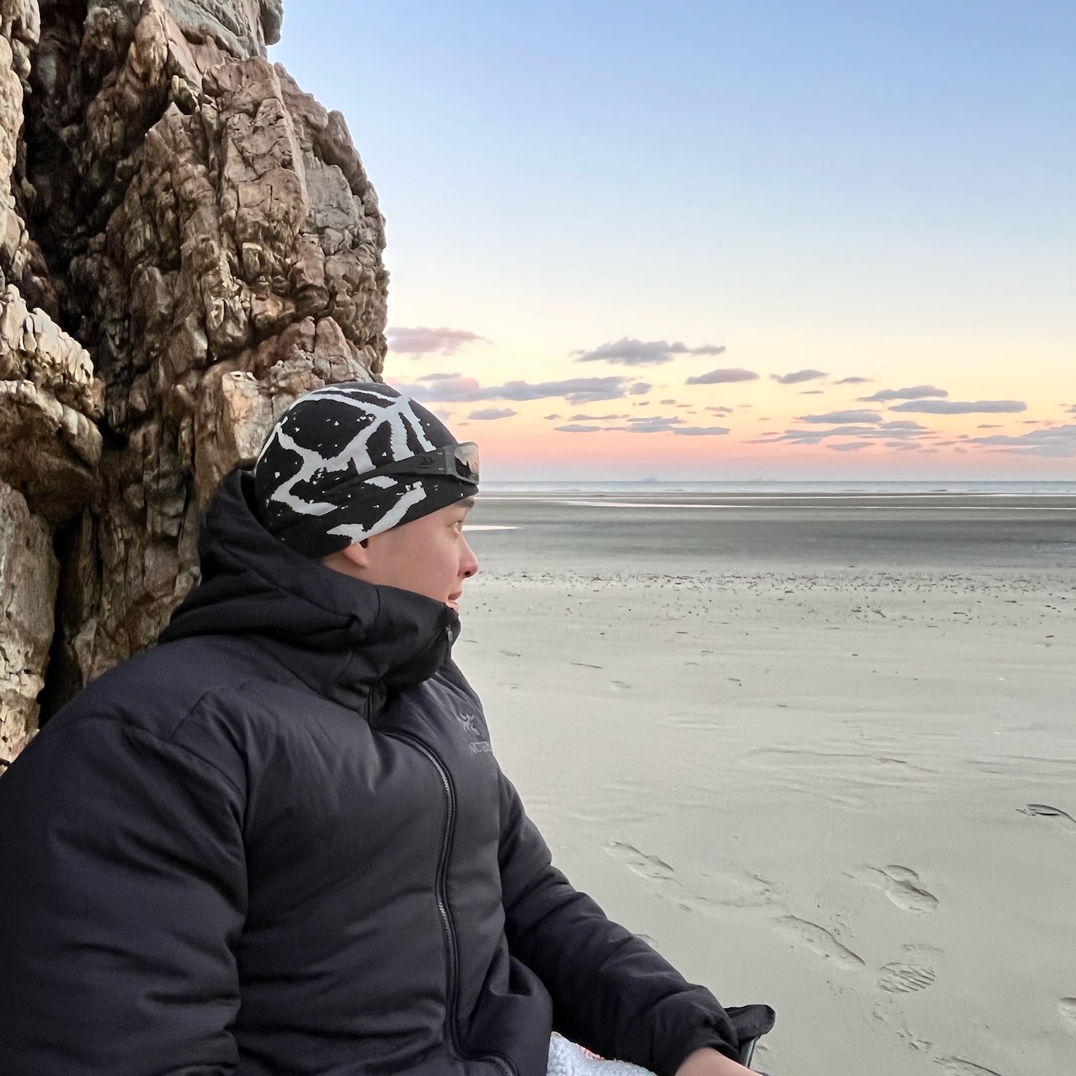 Arc'teryx Atom Hoody Black, Arc'teryx Grotto Toque Black Void 착용 스타일