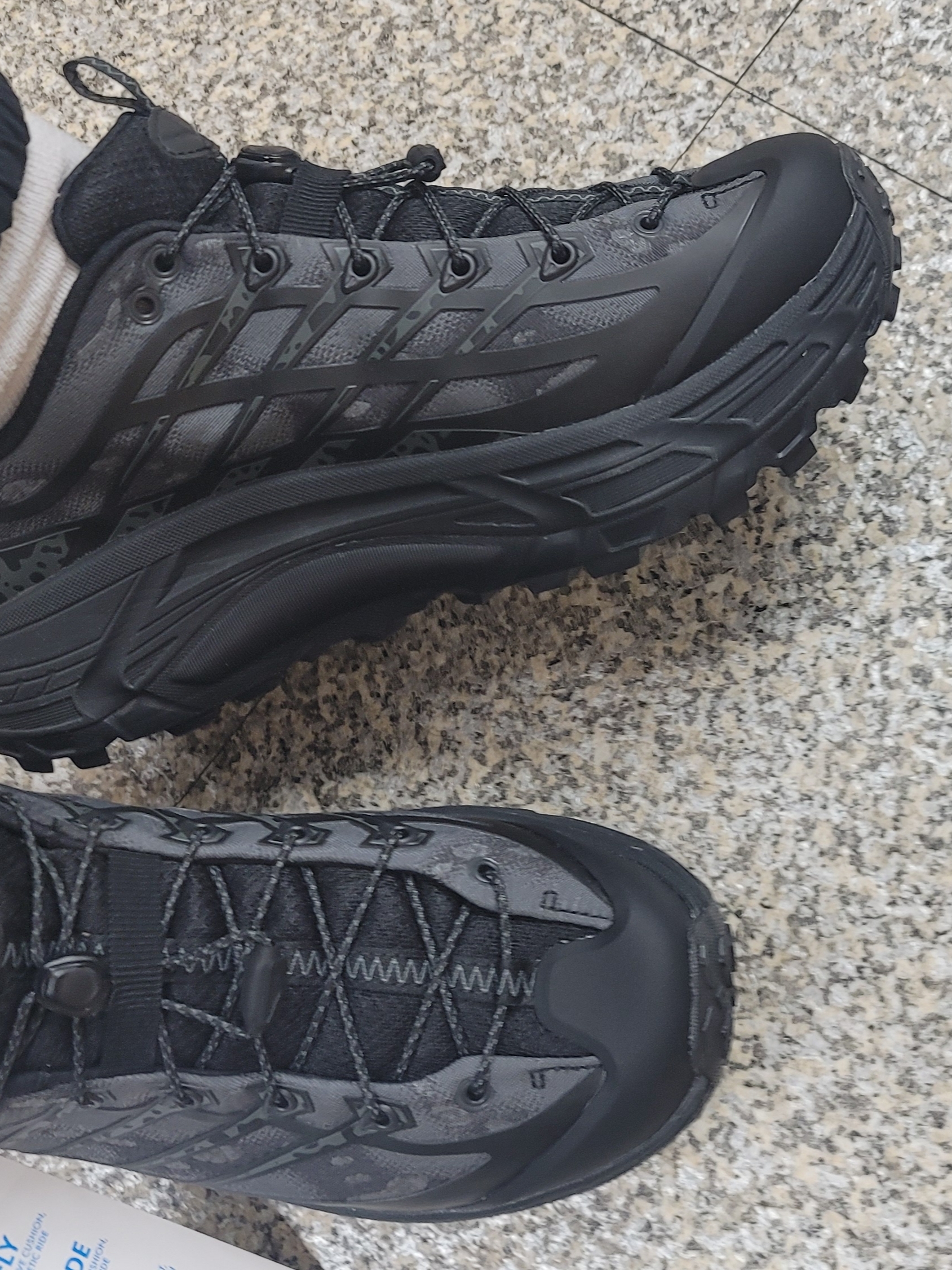 Hoka Mafate Three2 Tech Stealth Black 착용 스타일 - 2
