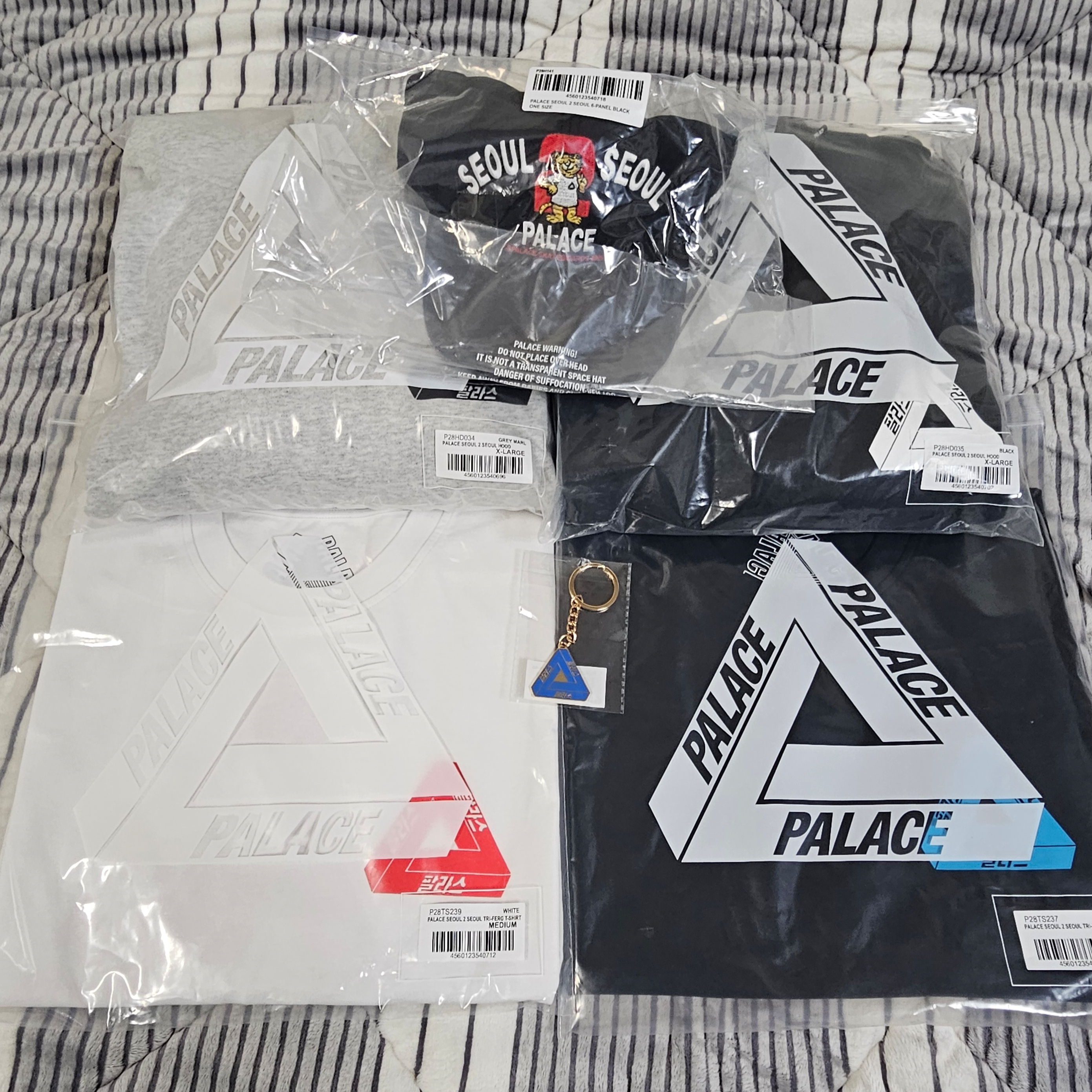 Palace Seoul 2 Seoul 6-Panel Cap Black - 25SS, Palace Seoul 2 Seoul Tri-Ferg T-Shirt Black - 25SS 착용 스타일 - 1