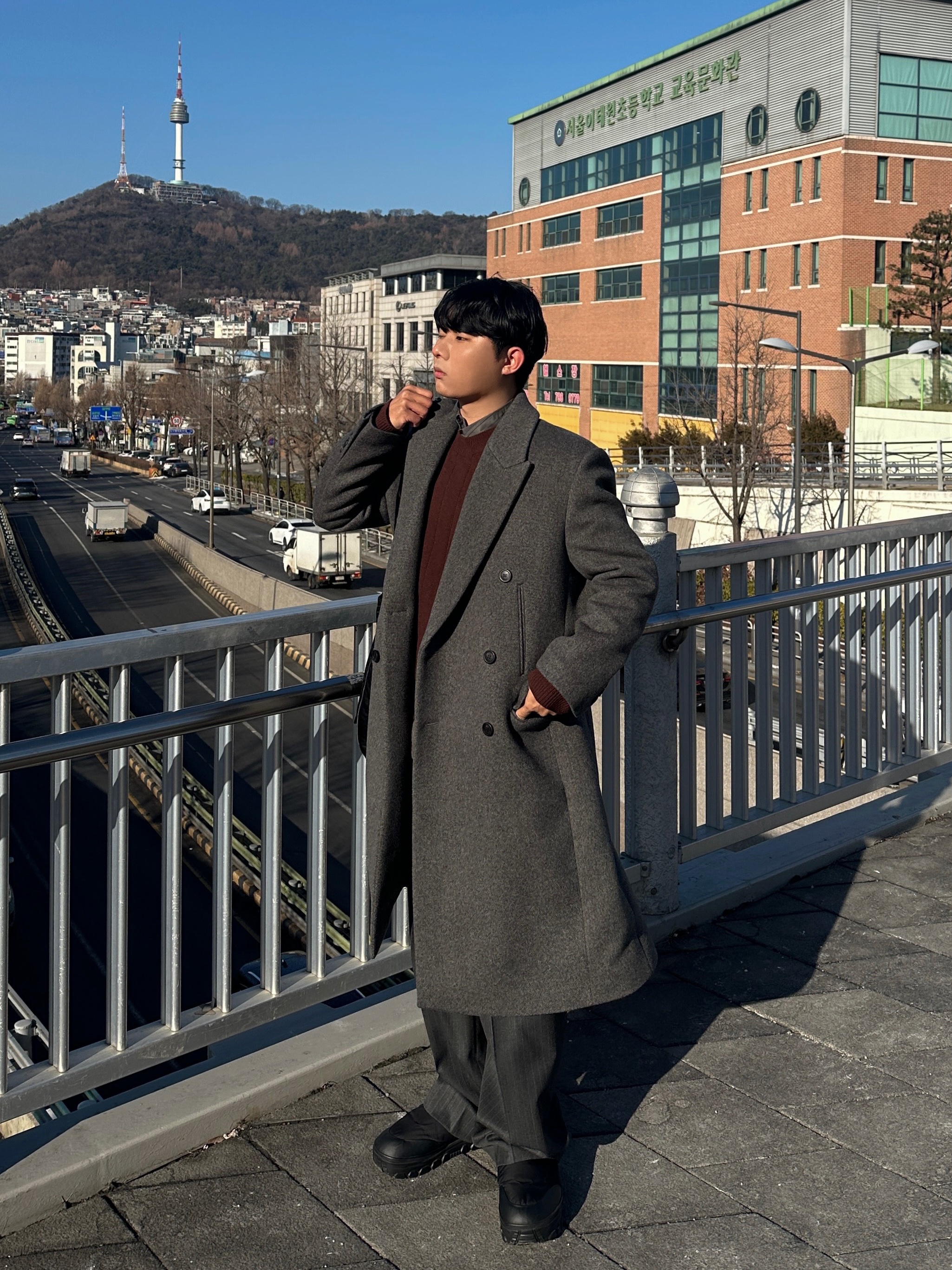 Amomento Stripe Square Pocket Oversized Shirts Khaki - 24FW, Amomento Vibram Mary Jane Black - 24FW 착용 스타일 - 6