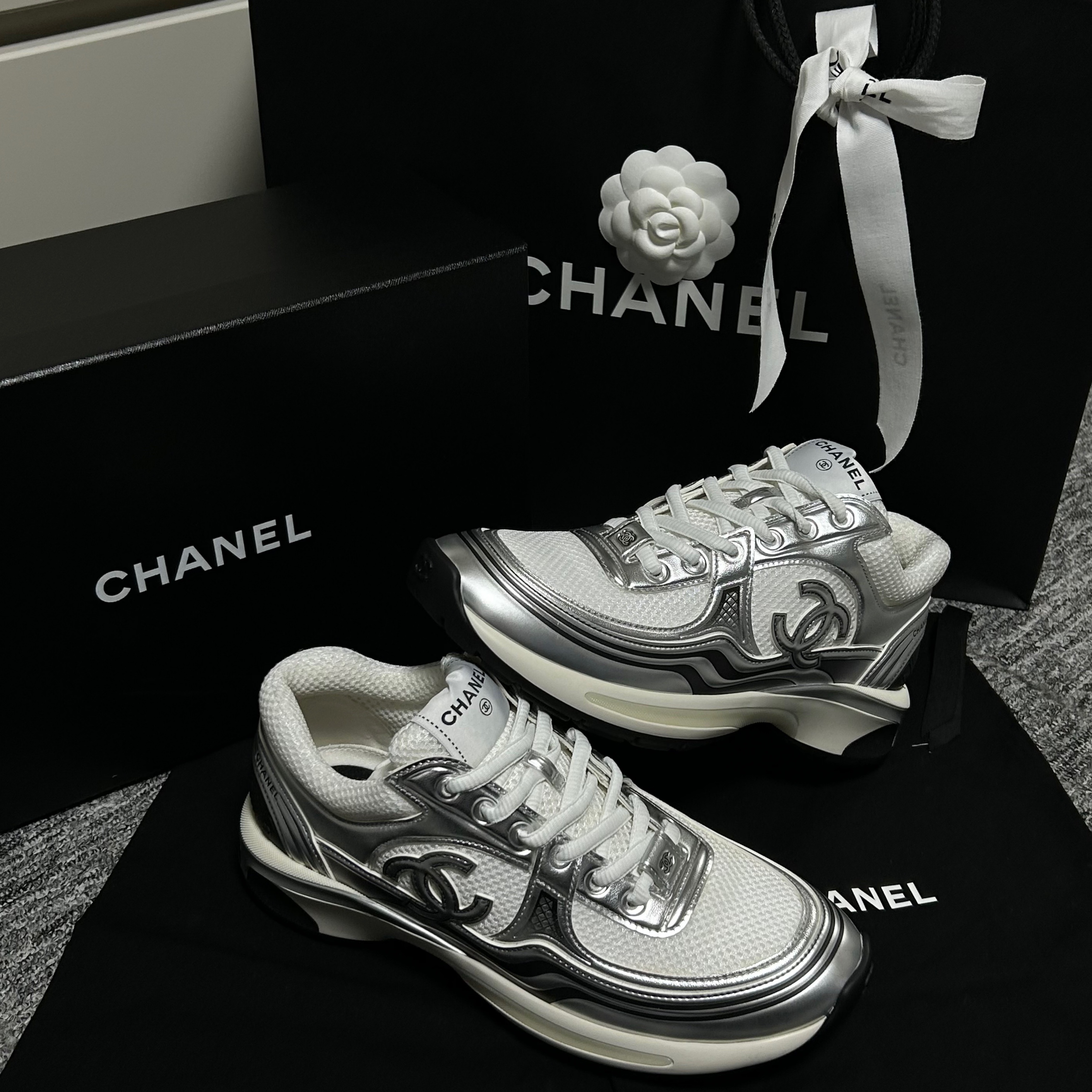 (W) Chanel Sneakers Fabric Laminated & White Silver 착용 스타일
