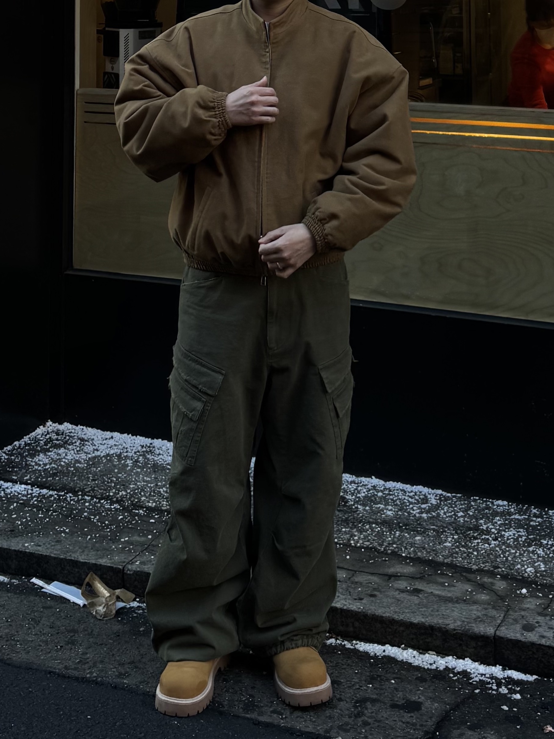 Nonnod Moleskin Bomber Camel, Nonnod Double Pocket Cargo Pants Vintage Khaki 착용 스타일 - 3