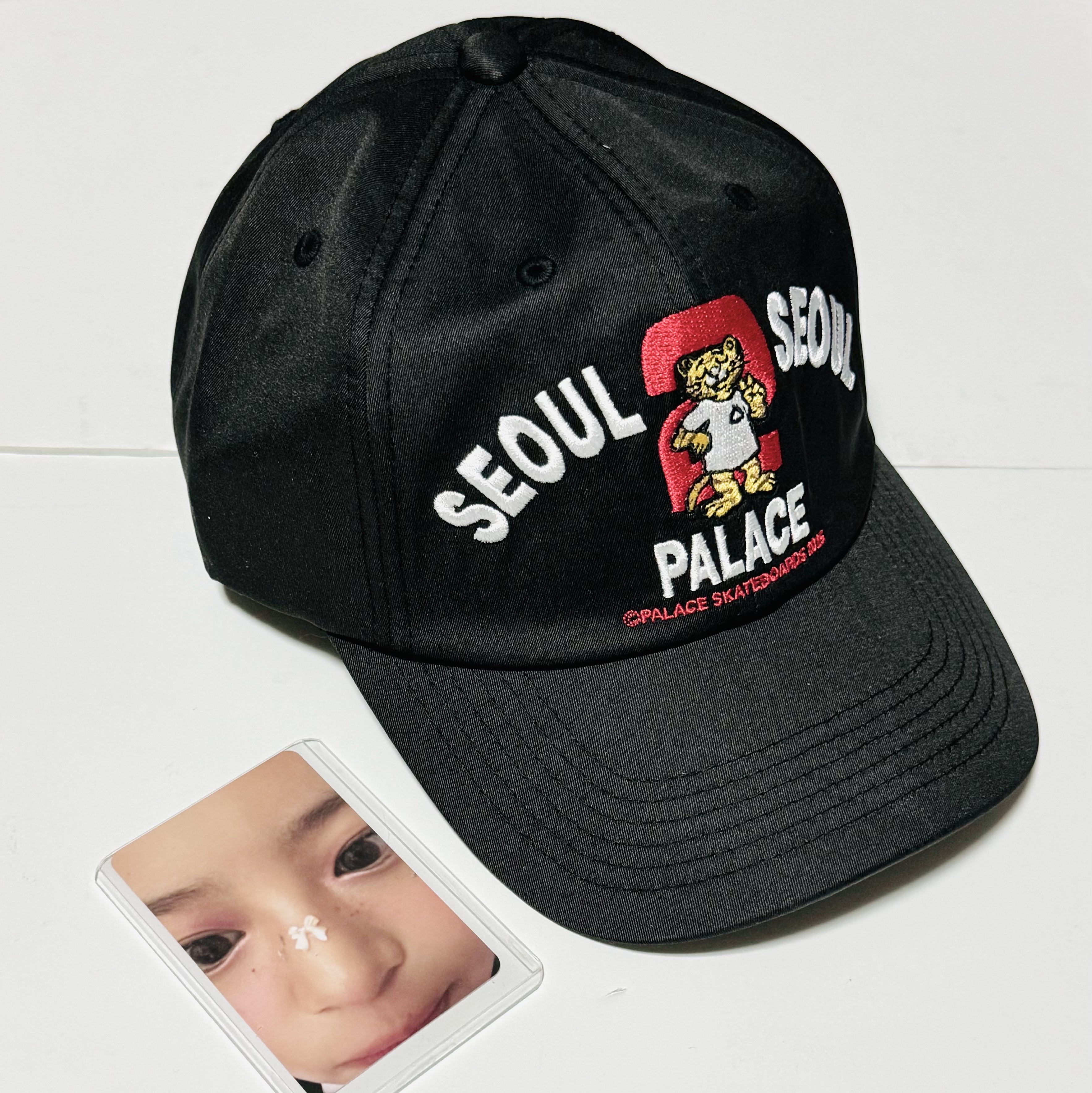 Palace Seoul 2 Seoul 6-Panel Cap Black - 25SS, NewJeans The Fairy Association Season’s Greetings 2025 착용 스타일