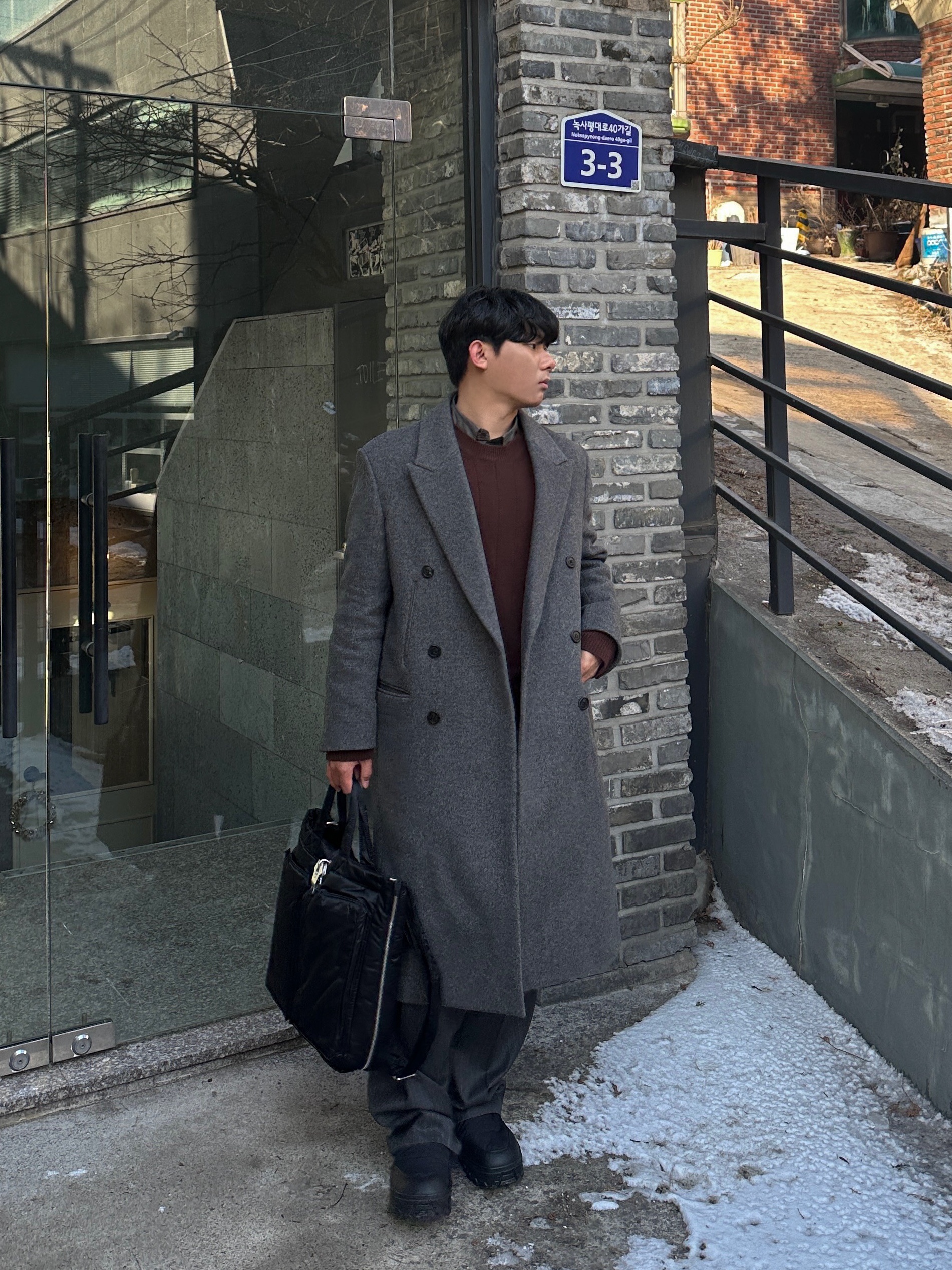 Amomento Stripe Square Pocket Oversized Shirts Khaki - 24FW, Amomento Vibram Mary Jane Black - 24FW 착용 스타일 - 1