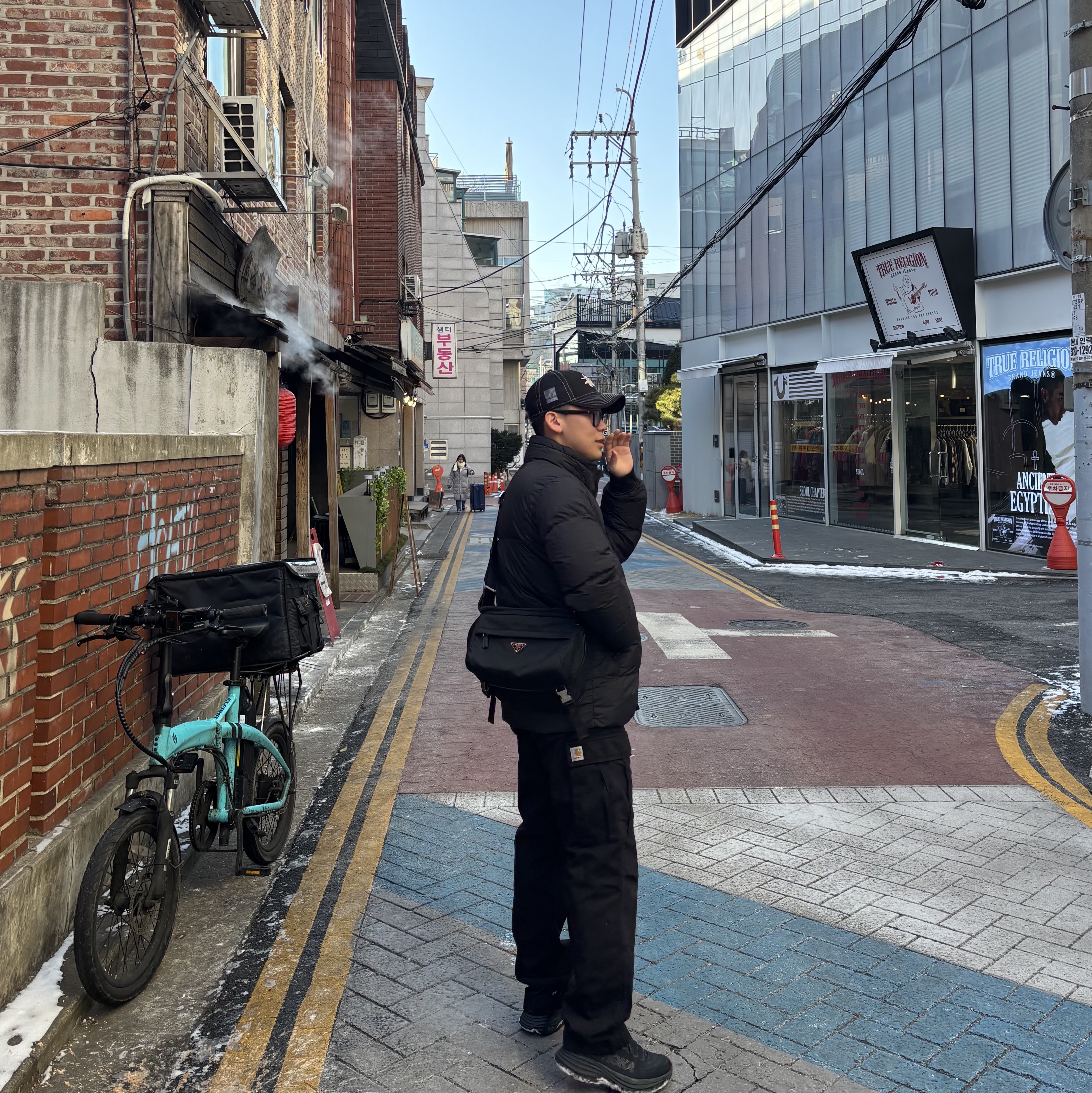 Stone Island 40123 Garment Dyed Crinkle Reps Down Jacket Black - 20FW, Prada Re-Nylon and Saffiano Leather Shoulder Bag Black 착용 스타일