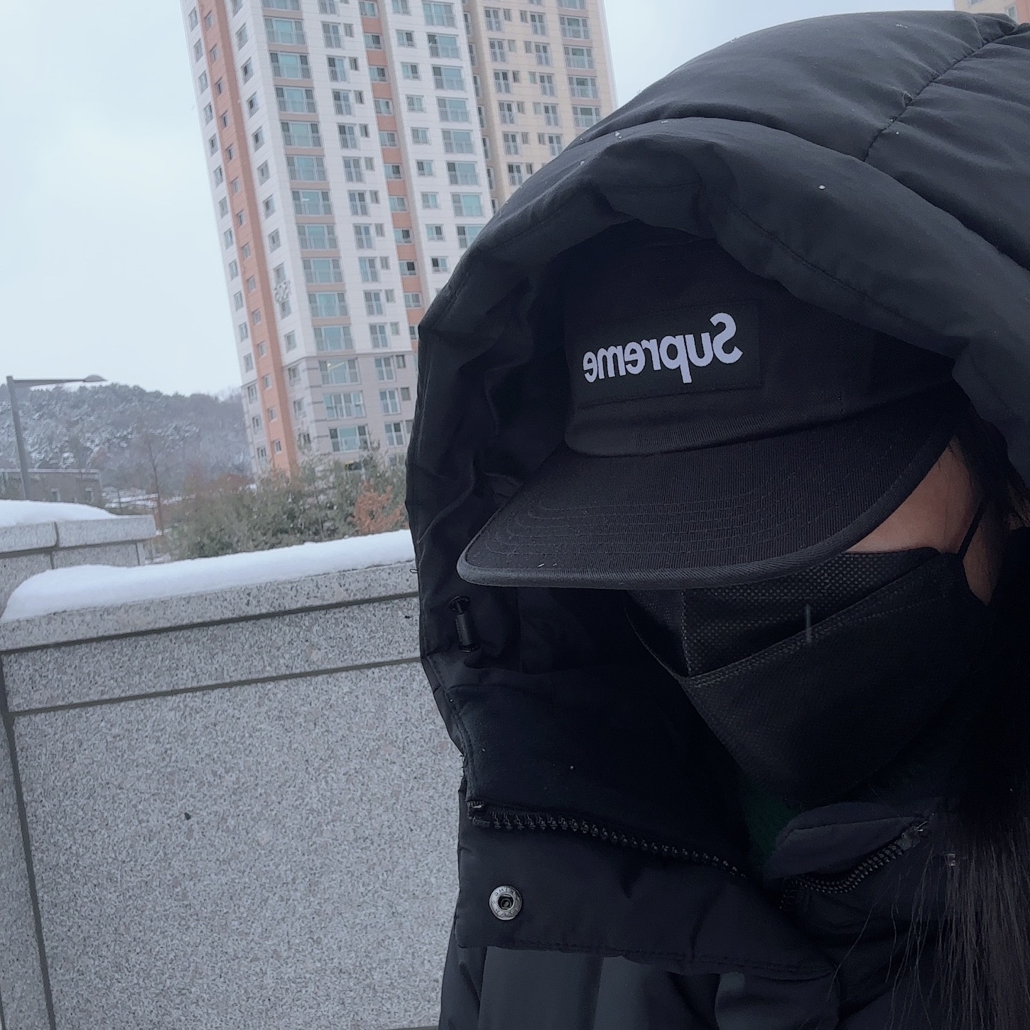 Supreme Washed Chino Twill Camp Cap Black 착용 스타일 - 2