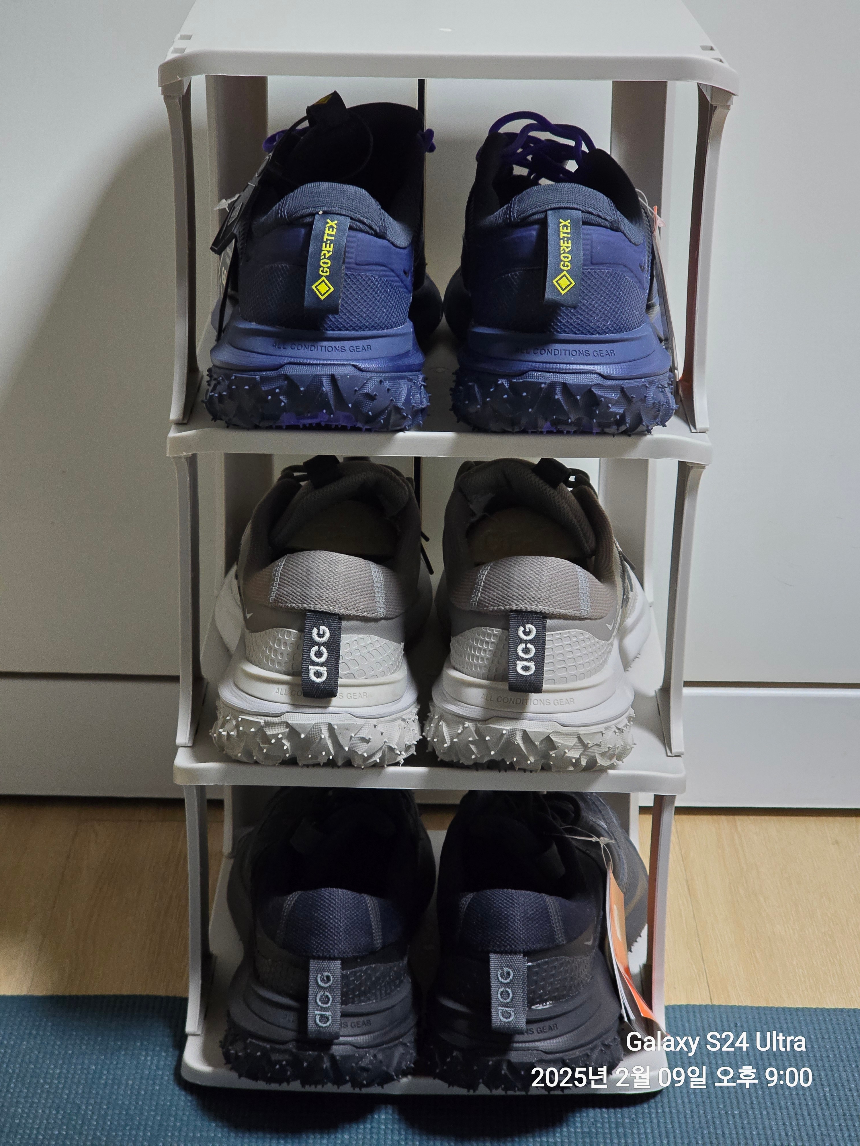 Nike ACG Mountain Fly 2 Low Black, Nike ACG Mountain Fly 2 Low Light Iron Ore Black 착용 스타일 - 2