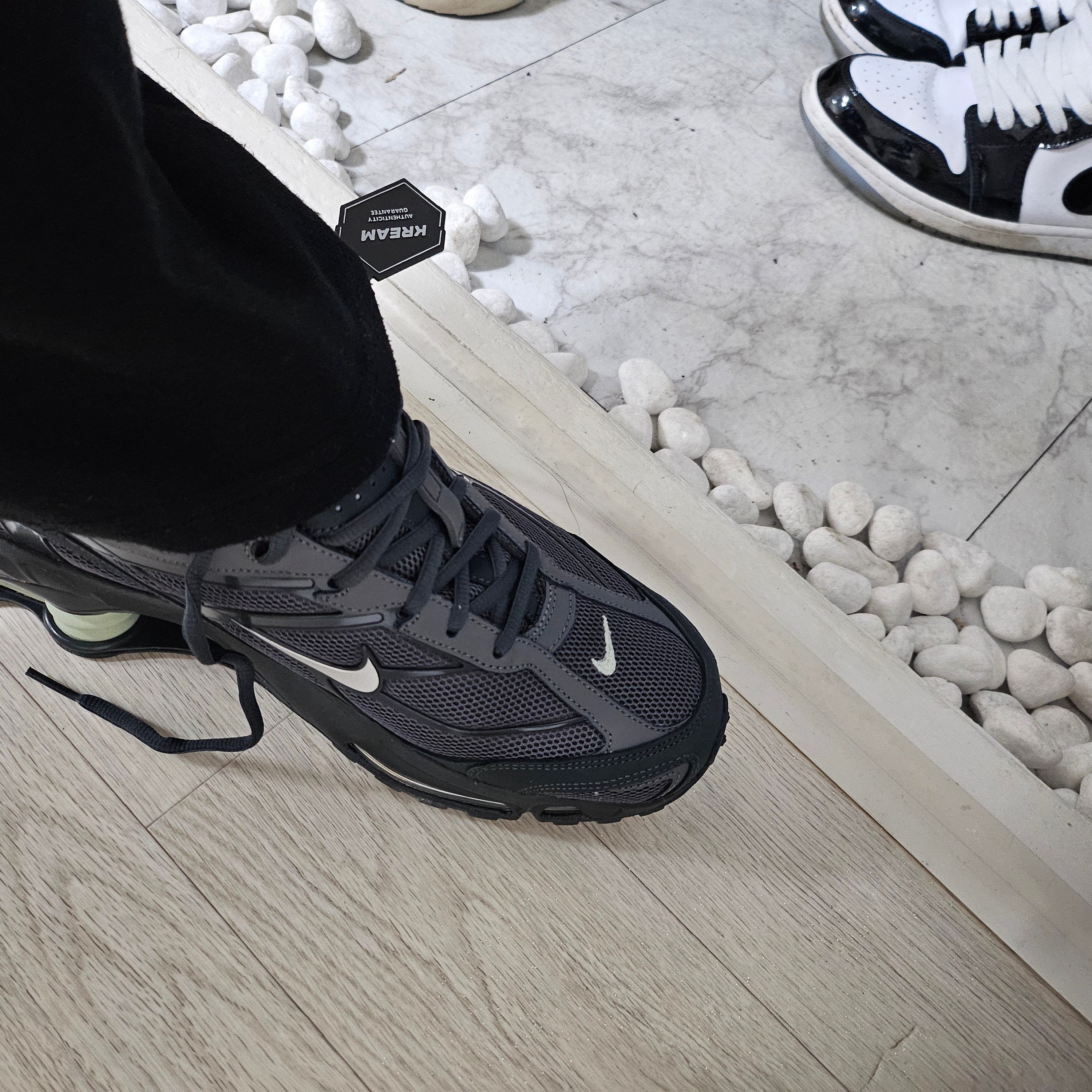 Nike Shox Ride 2 Iron Grey and Anthracite 착용 스타일 - 7